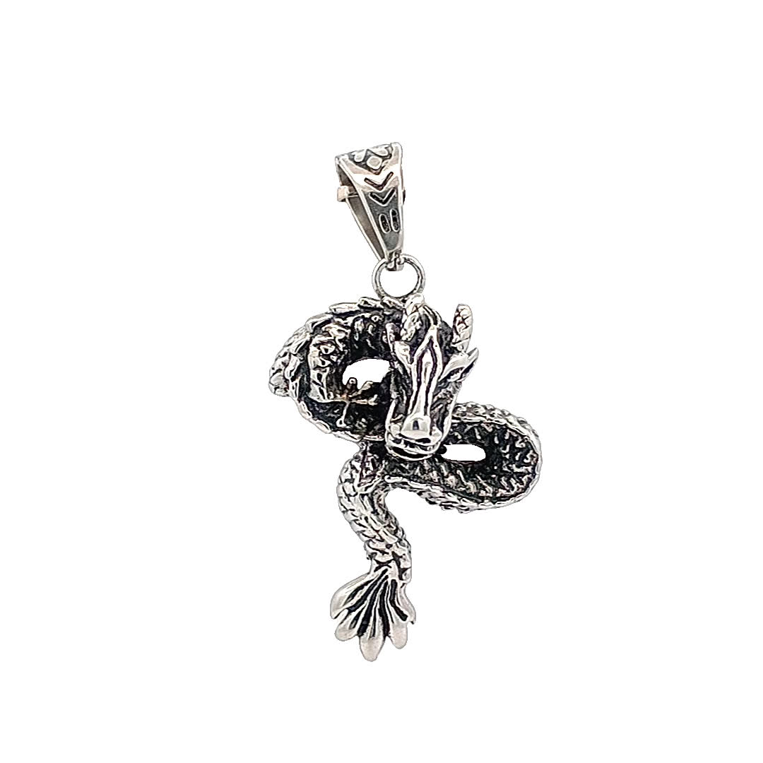 Skomplikowany projekt wisiorka w kształcie smoka