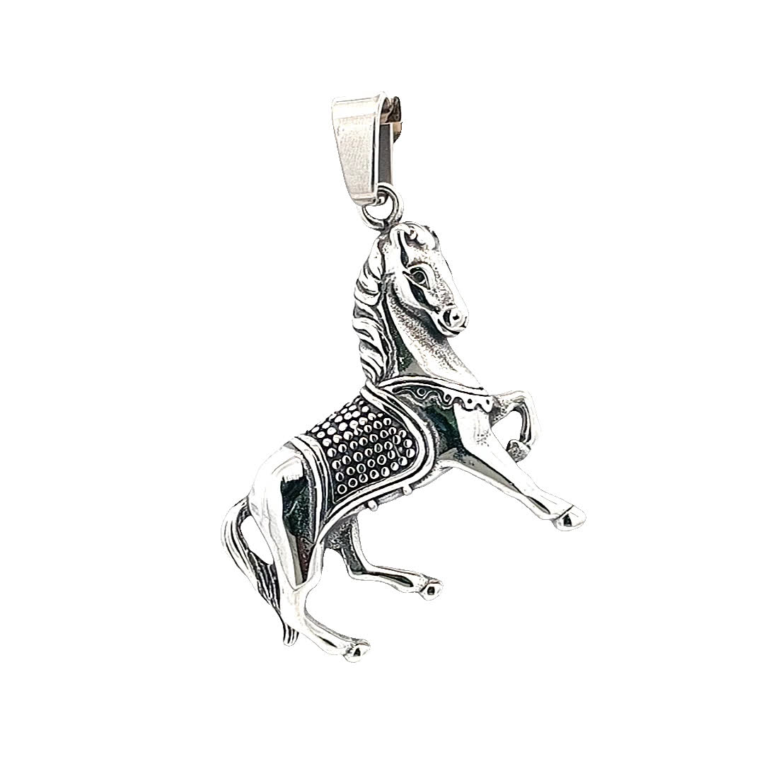 Elegancki posrebrzany wisiorek w kształcie konia