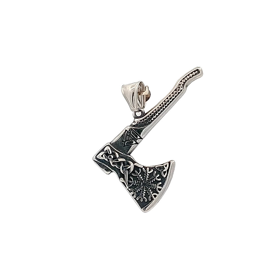 Skomplikowany projekt wisiorka w kształcie topora