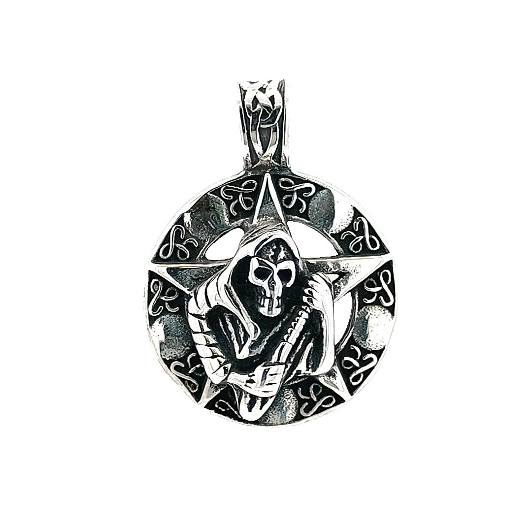 Skomplikowany projekt wisiorka w kształcie czaszki