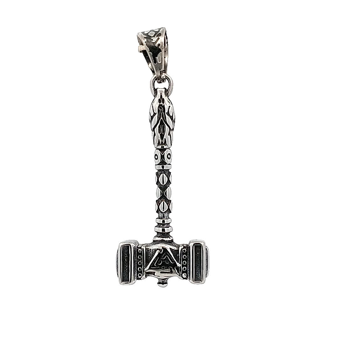 Skomplikowany posrebrzany wisiorek młotek