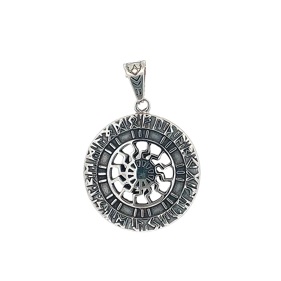 Skomplikowany projekt srebrnego wisiorka