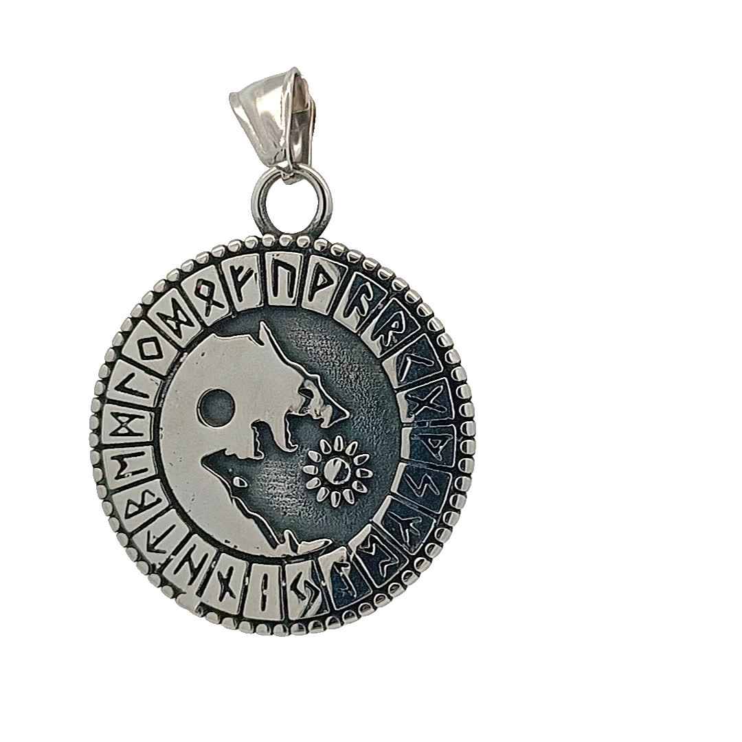 Intrygujący posrebrzany wisiorek z symbolami nordyckimi