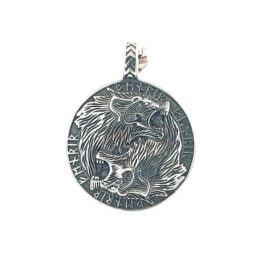 Skomplikowany posrebrzany wisiorek wilk