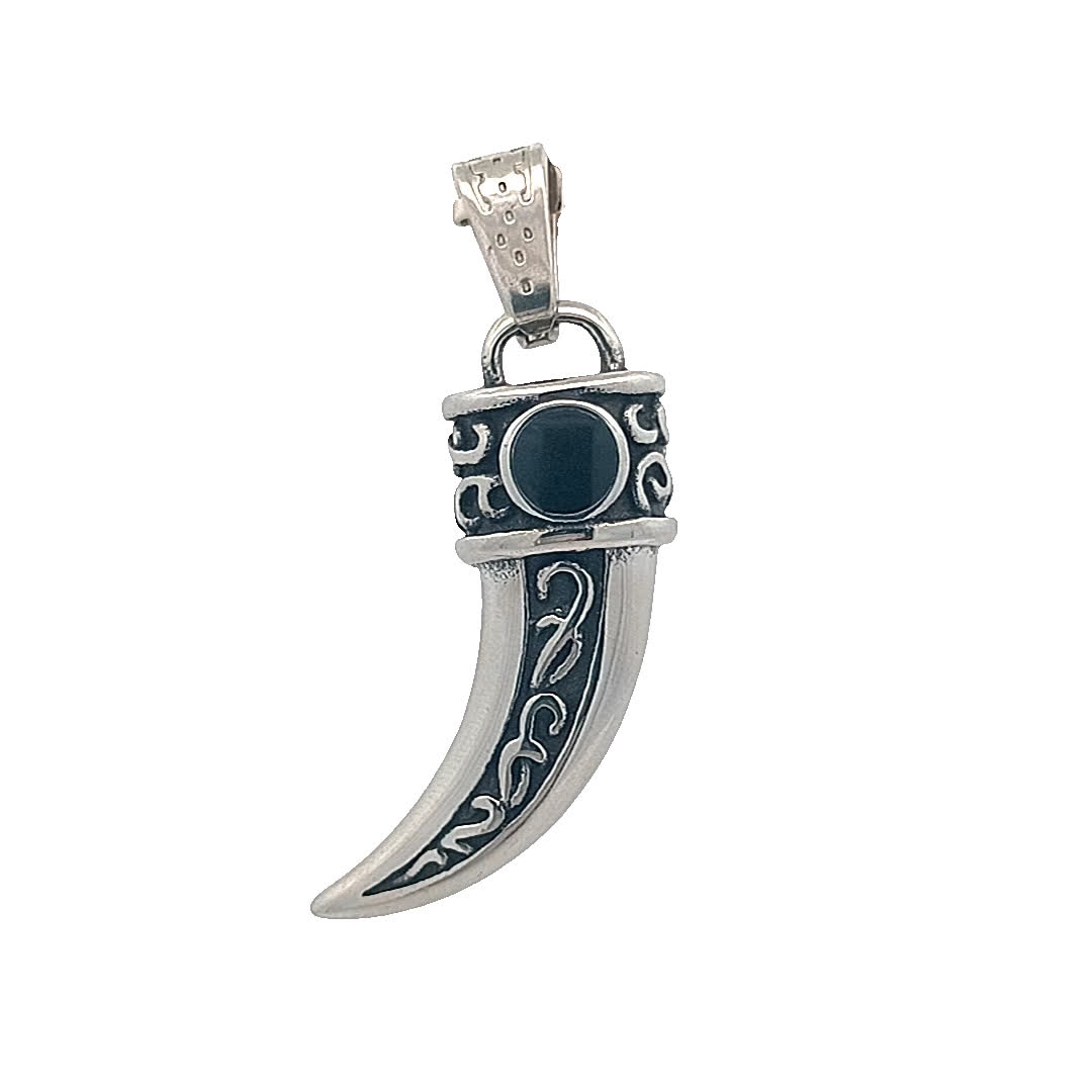 Elegancki posrebrzany wisiorek w kształcie rogu