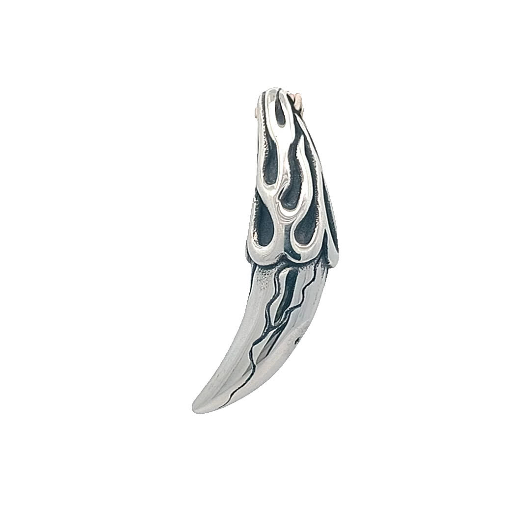 Stylowy posrebrzany wisiorek w kształcie rogu