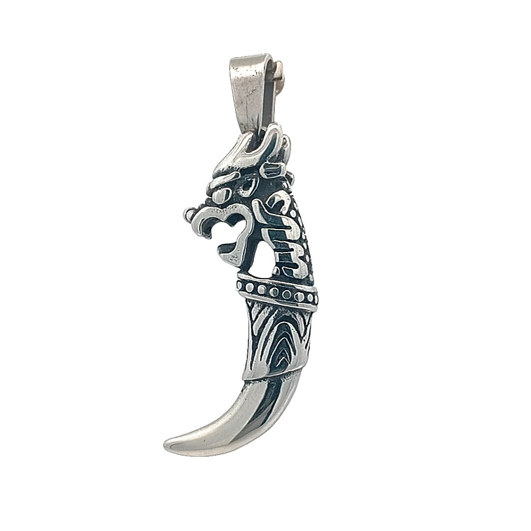 Skomplikowany wisiorek w kształcie pazura smoka
