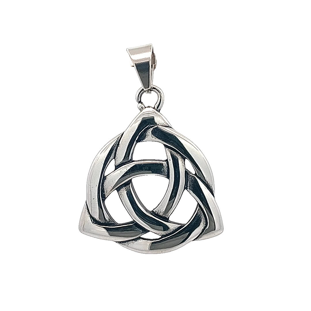 Elegancki posrebrzany wisiorek o misternym wzornictwie