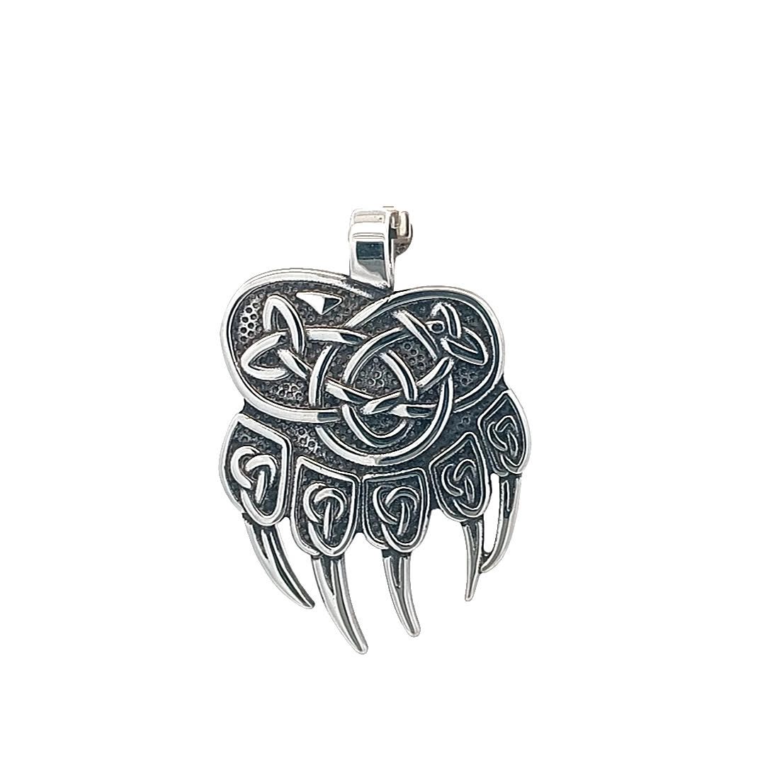 Skomplikowany projekt srebrnego wisiorka