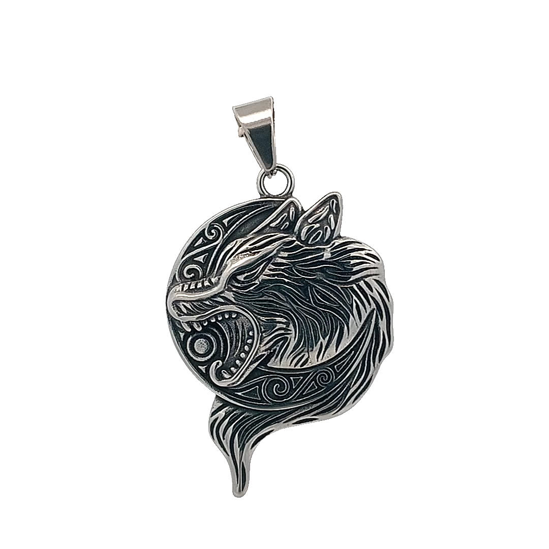 Skomplikowany projekt wisiorka z wilkiem