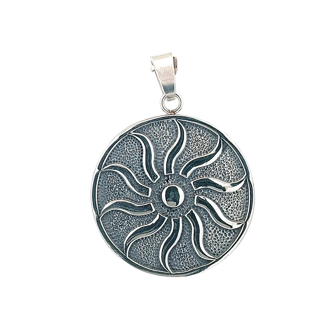 Misterny posrebrzany wisiorek w kształcie słońca