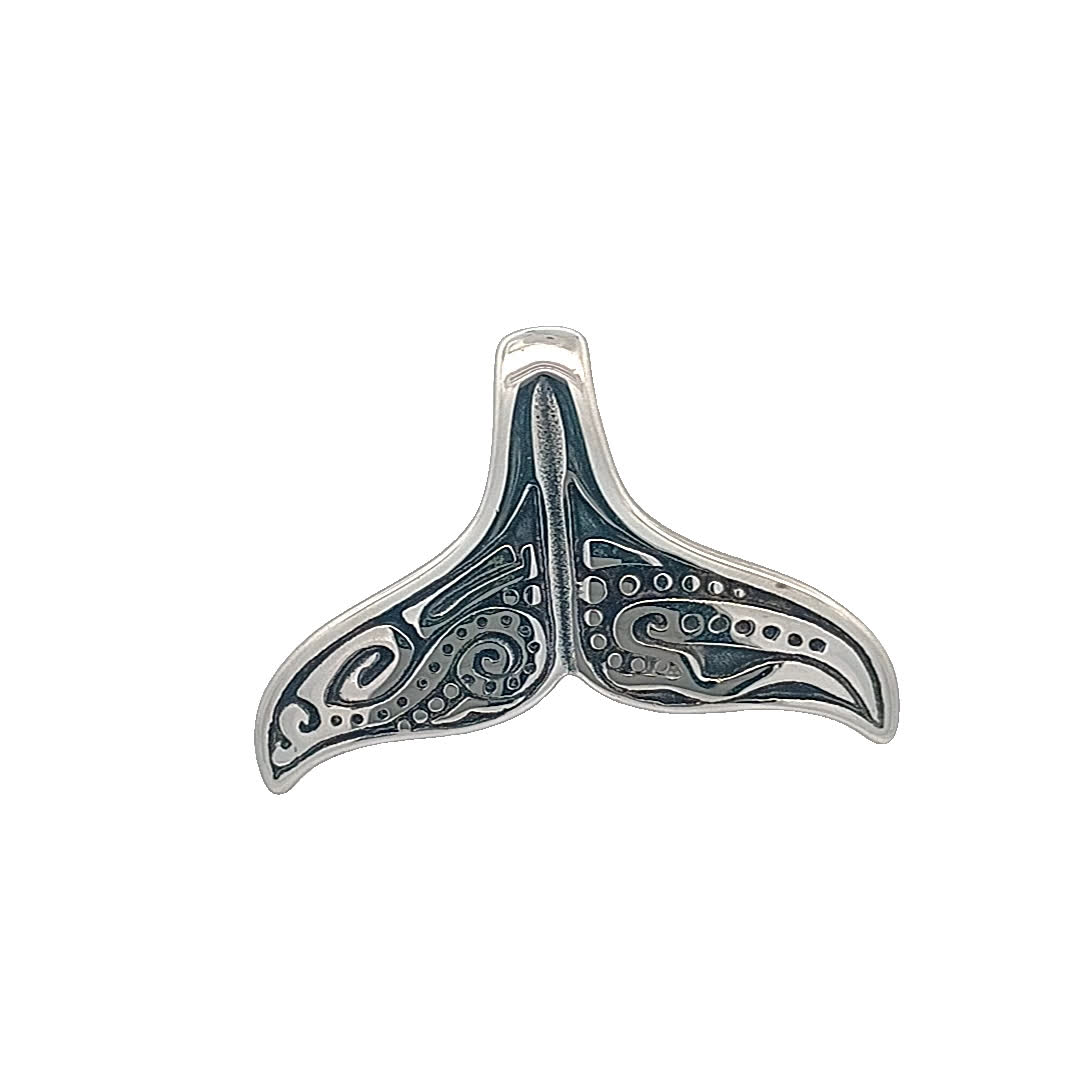 Elegancki wisiorek w kształcie ogona wieloryba
