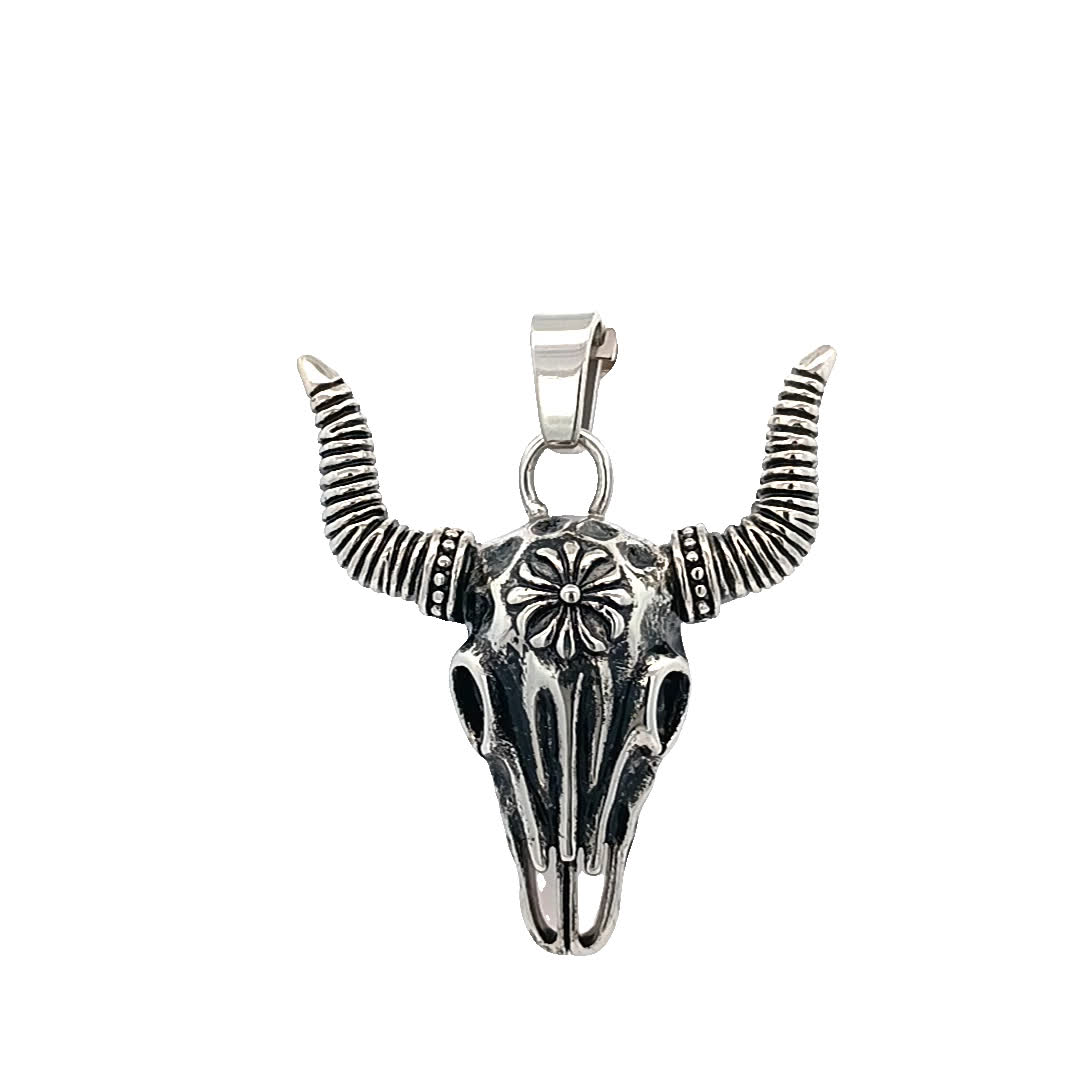 Skomplikowany wisiorek z czaszką byka