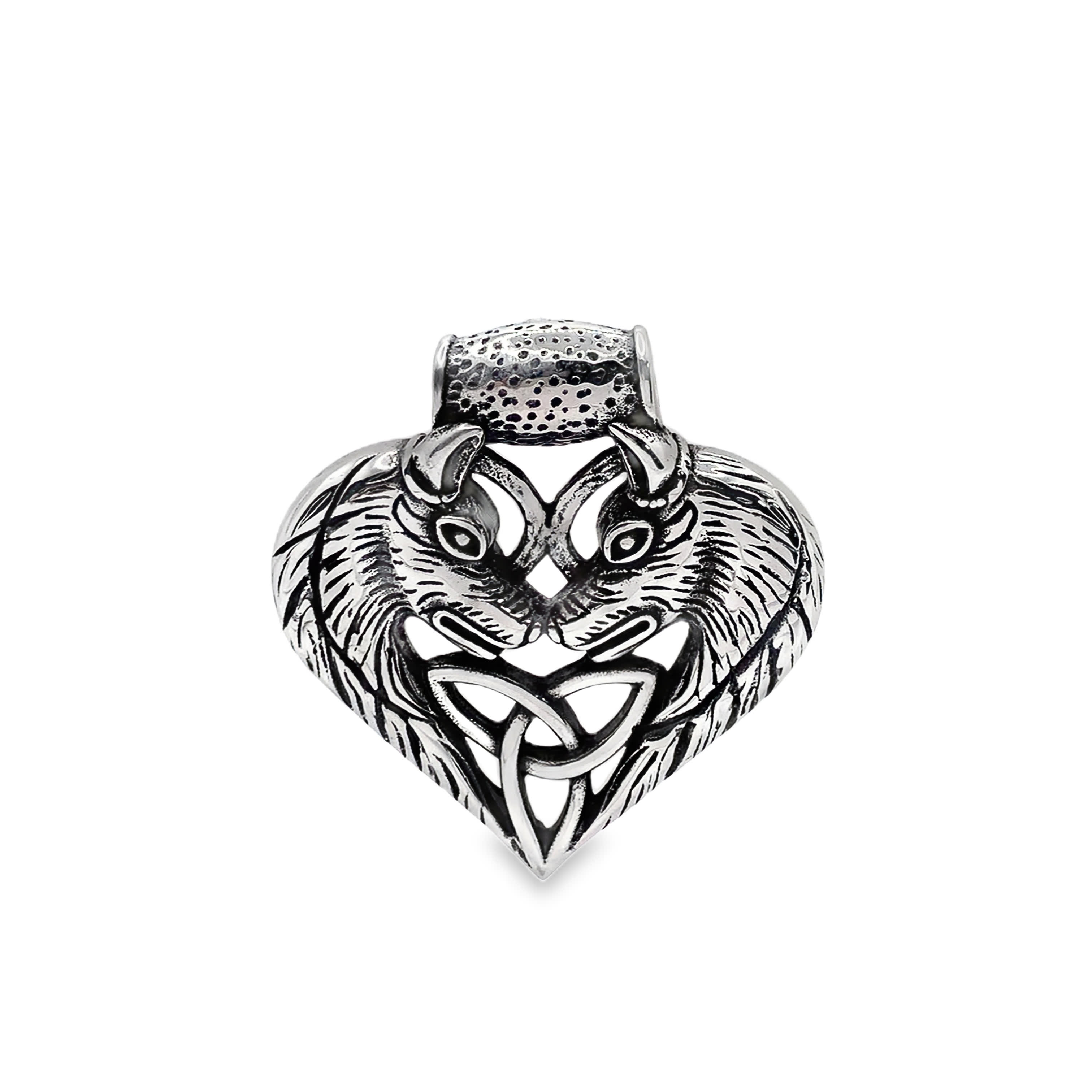 Skomplikowany wisiorek w kształcie serca