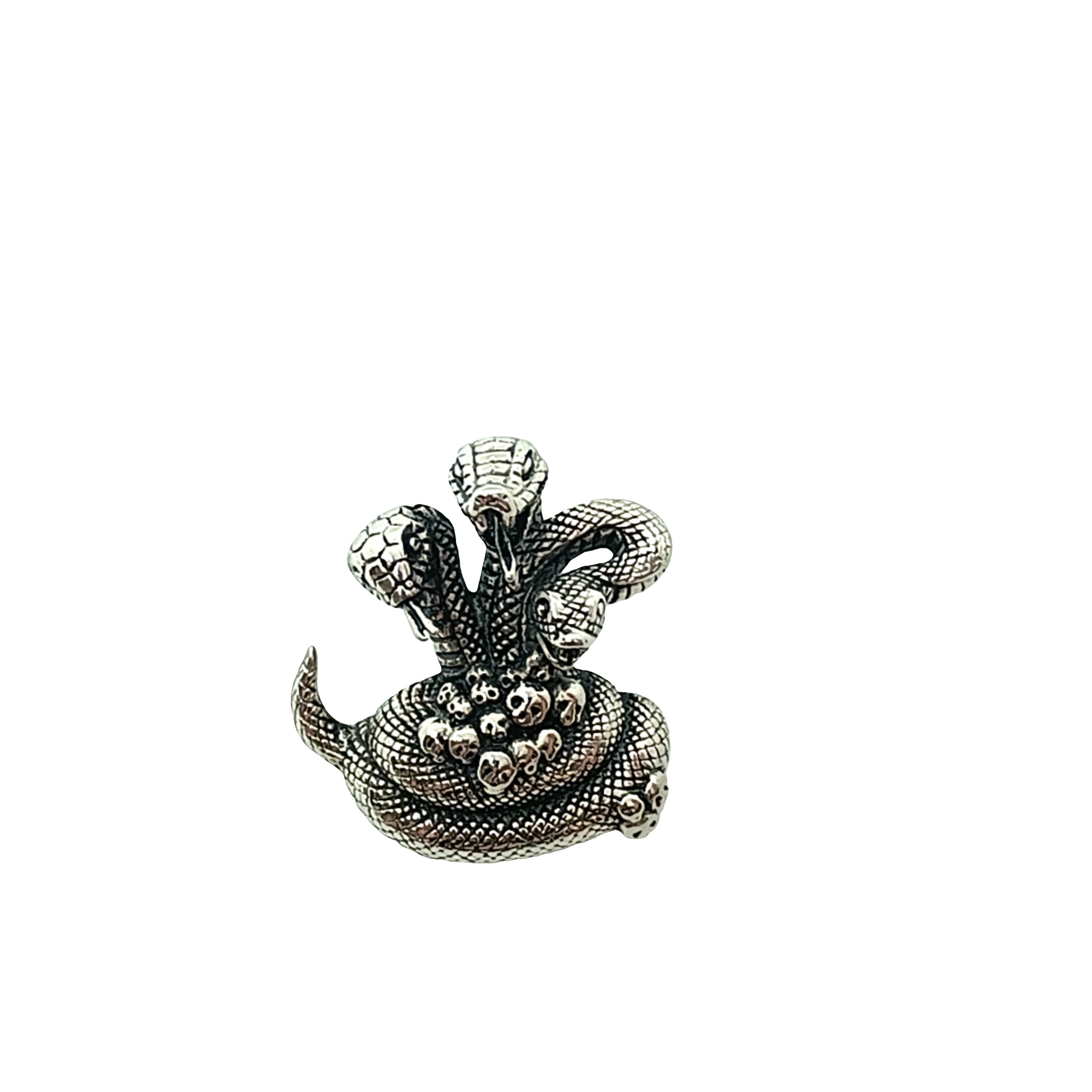 Skomplikowany projekt broszki z kobrą