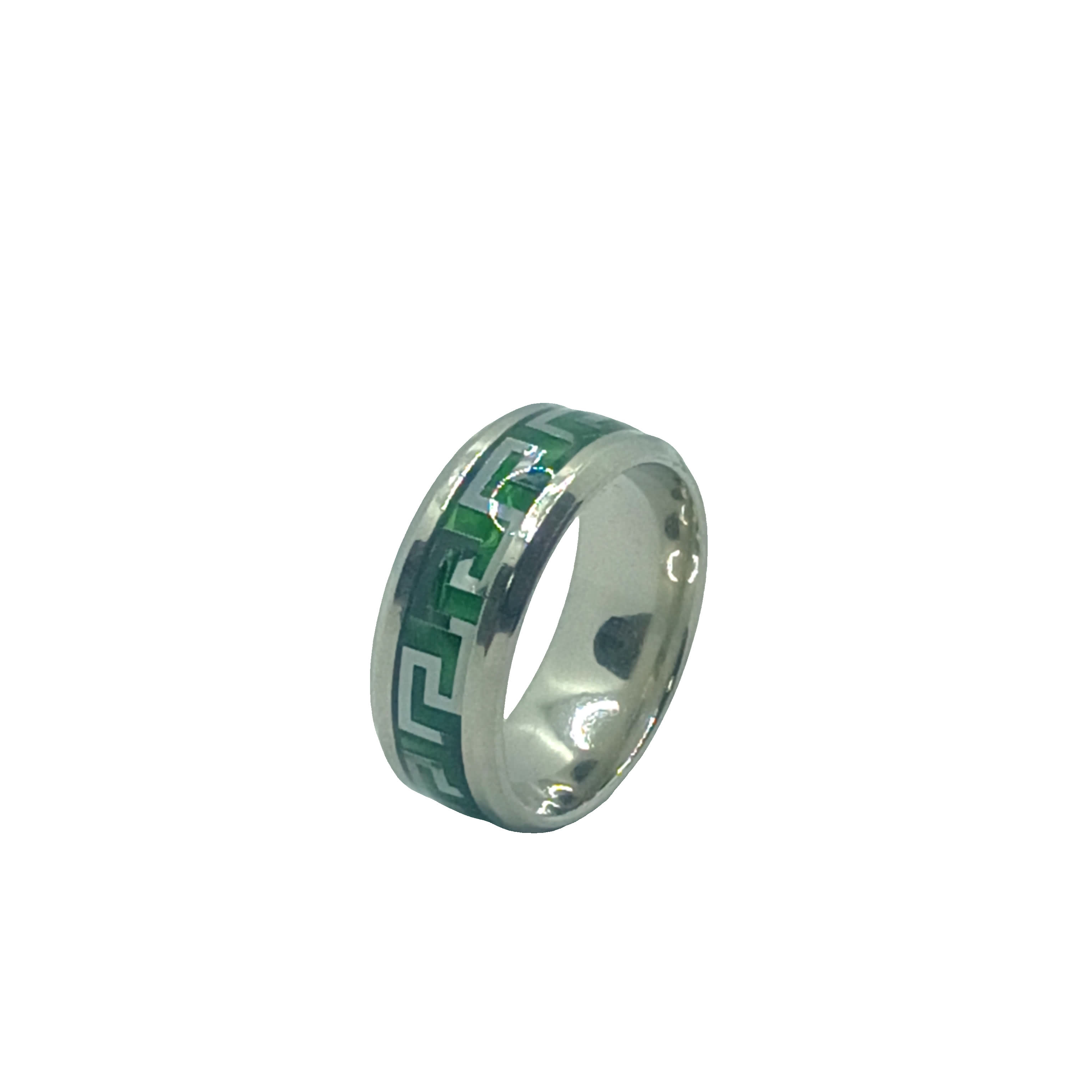 Elegancki zielony pierścionek ze wzorem