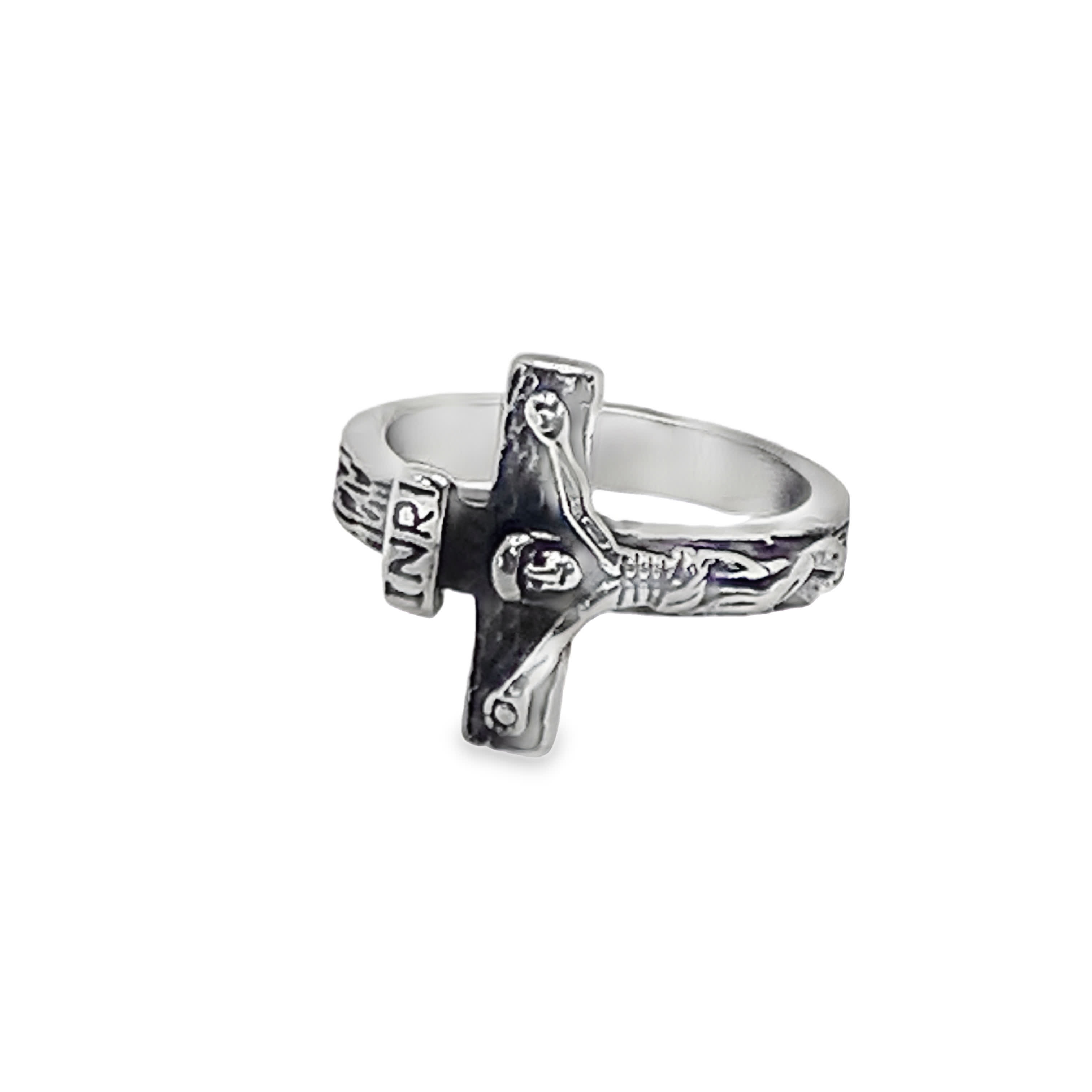 Pierścionek z motywem srebrnego krzyża