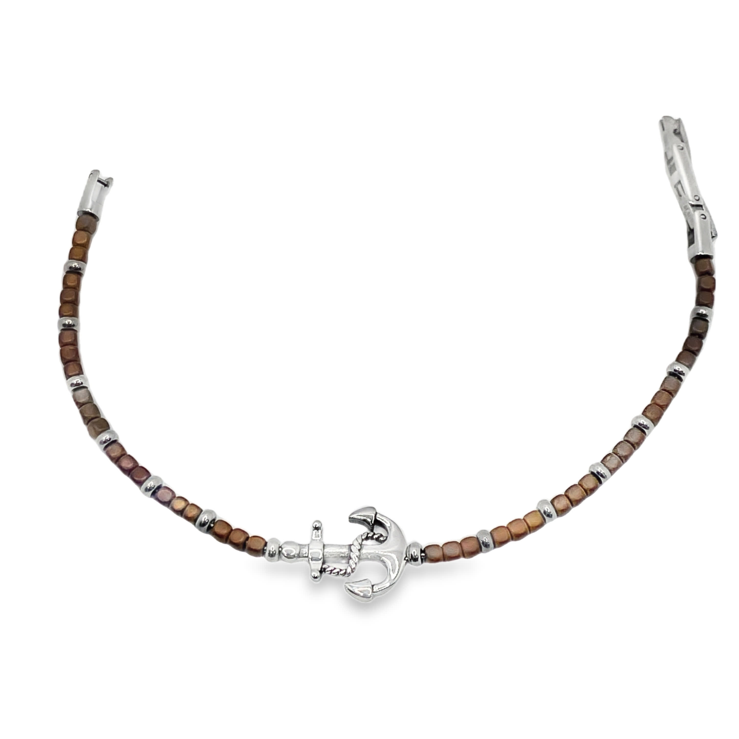 Bransoletka z koralików z zawieszką kotwicy w kolorze posrebrzanym z drewnianymi akcentami