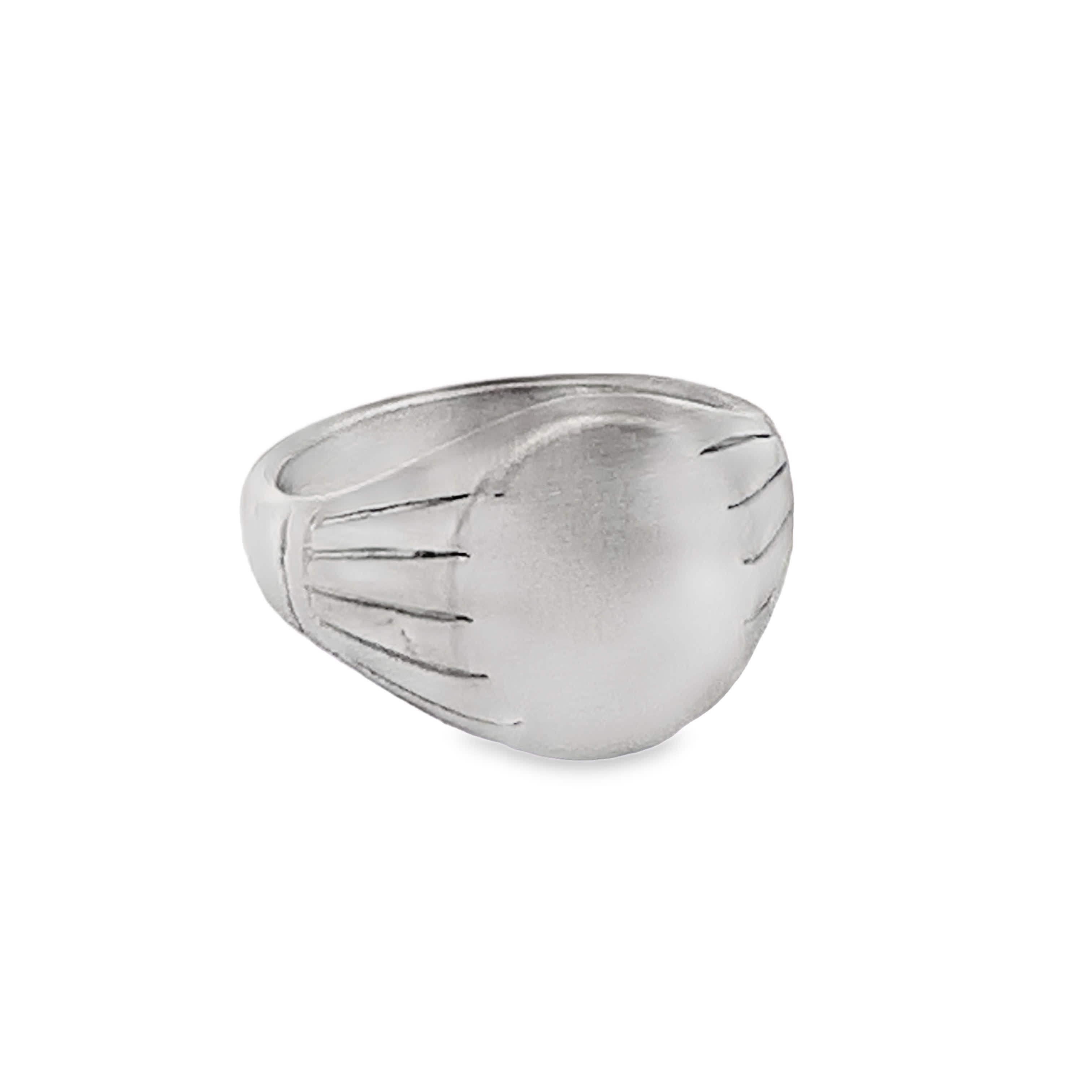 Posrebrzany sygnet o minimalistycznym designie