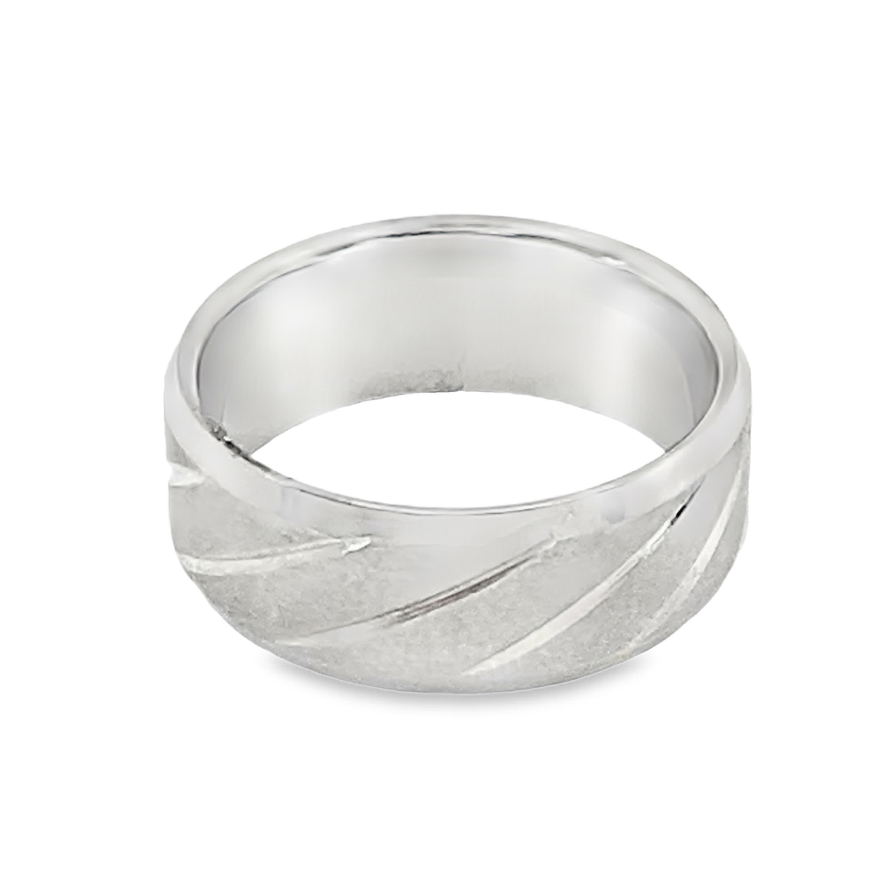 Pierścień z grawerowanym srebrem
