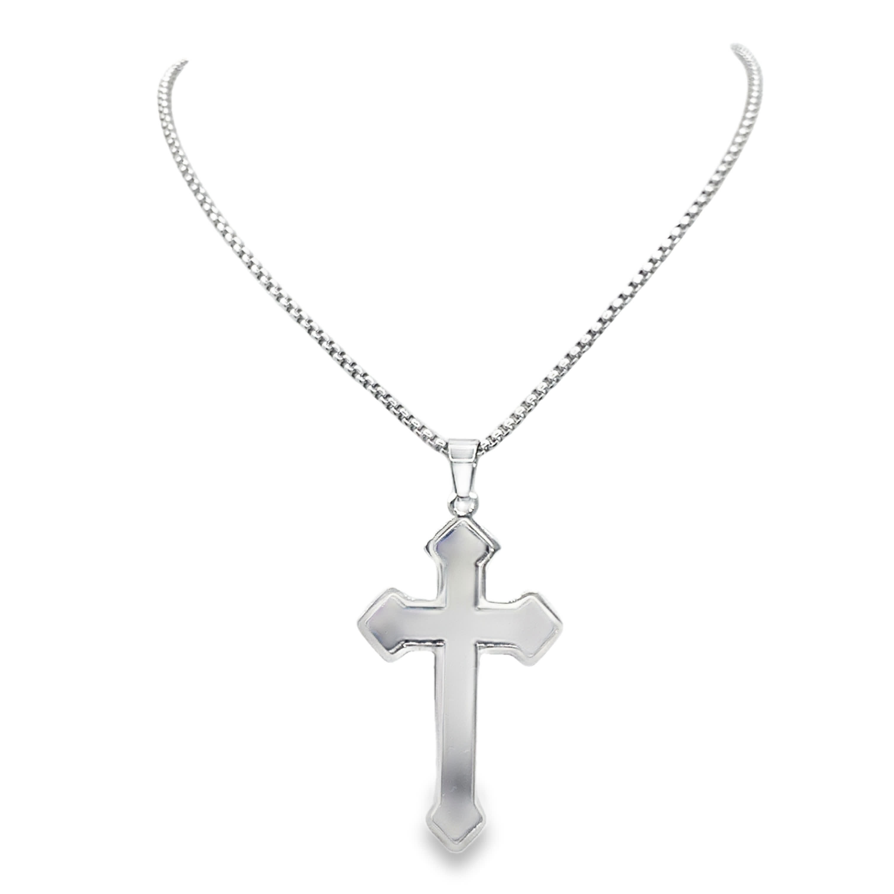 Elegancki posrebrzany naszyjnik z zawieszkami i wyrazistym wzorem wisiorka