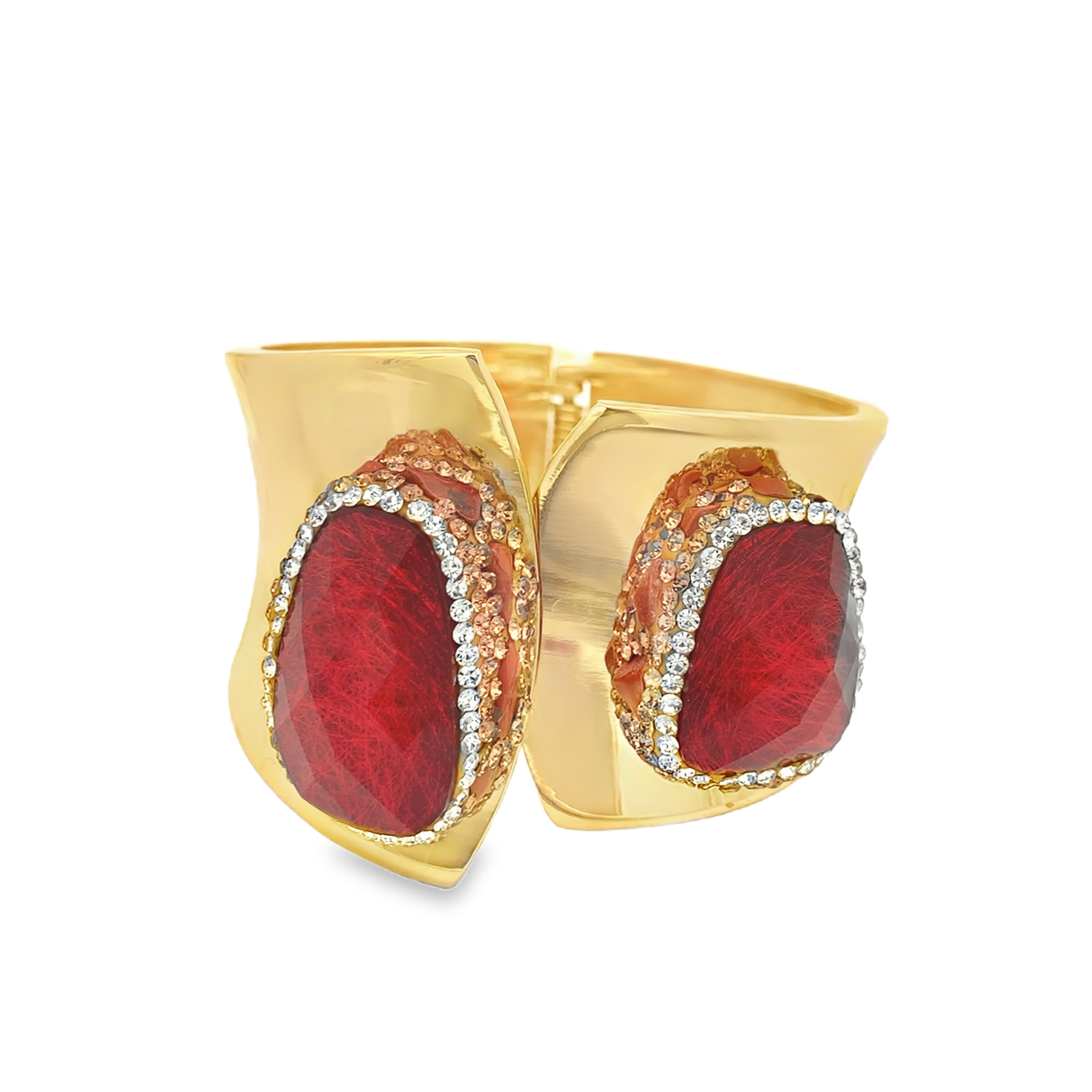 Wyrazista sztywna bransoletka z pozłacanego metalu z licznymi czerwonymi kamieniami ozdobnymi