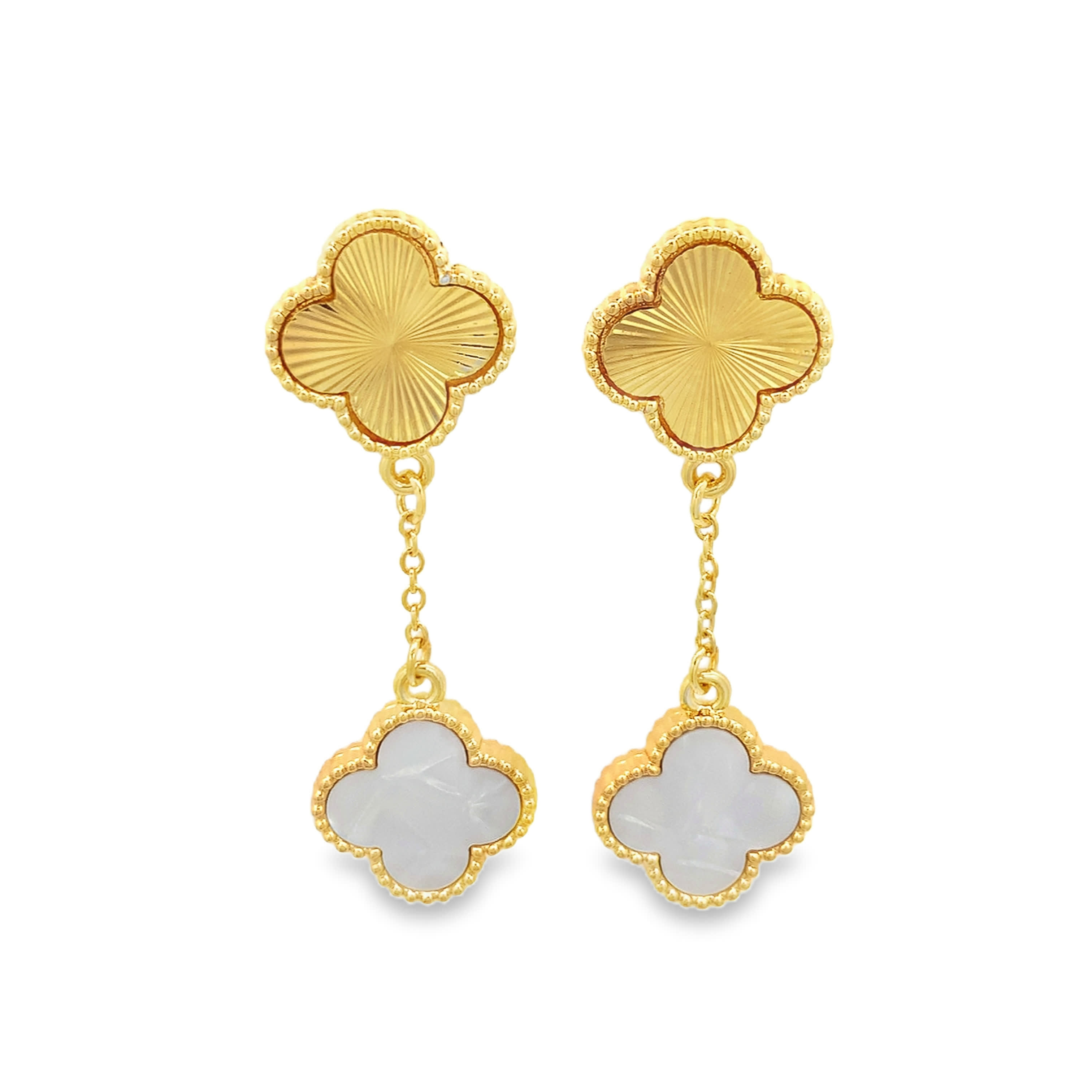 Pozłacane wiszące kolczyki czterolistne z giloszem i szarym akcentem perłowym