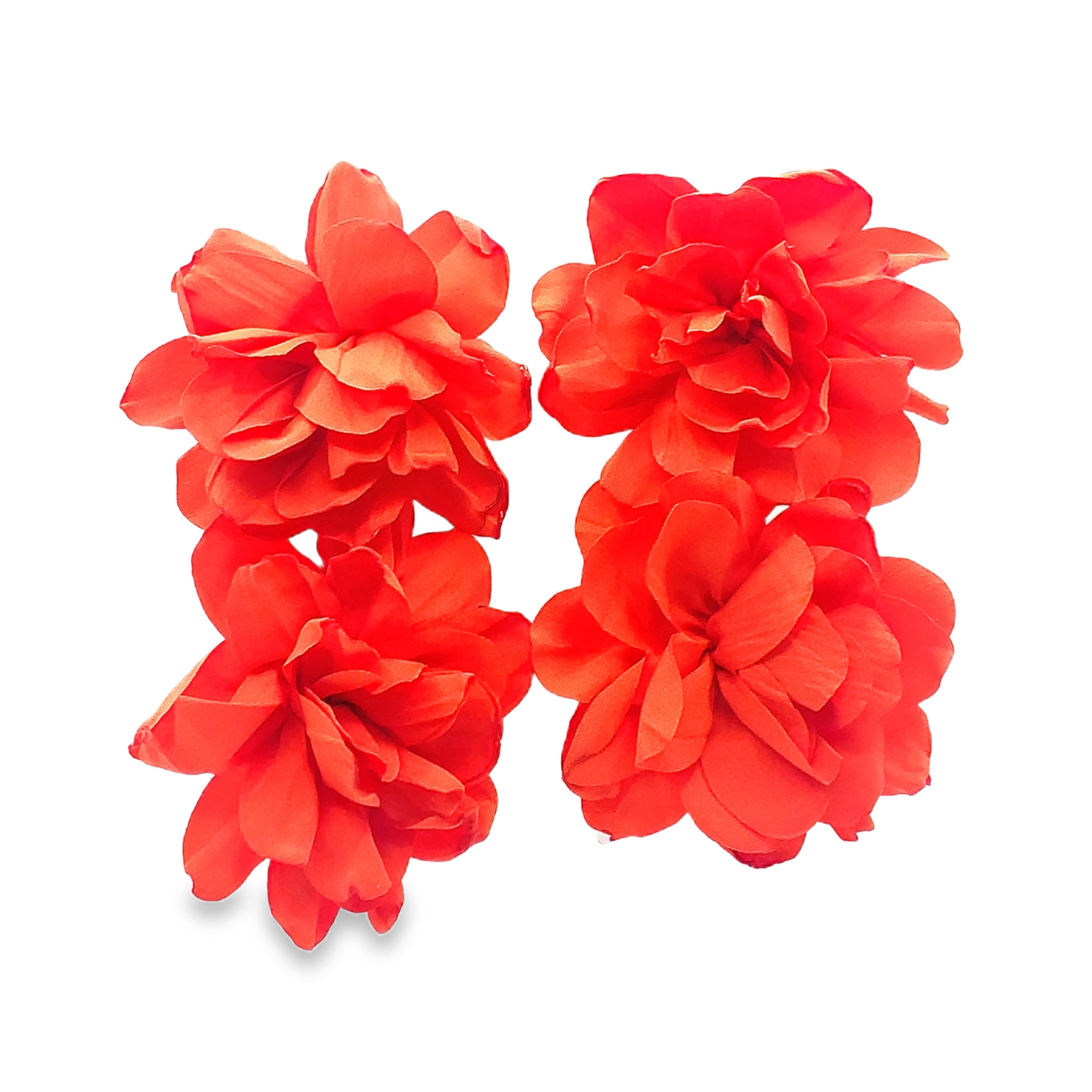 Czerwona sztuczna para dekoracyjnych kwiatów