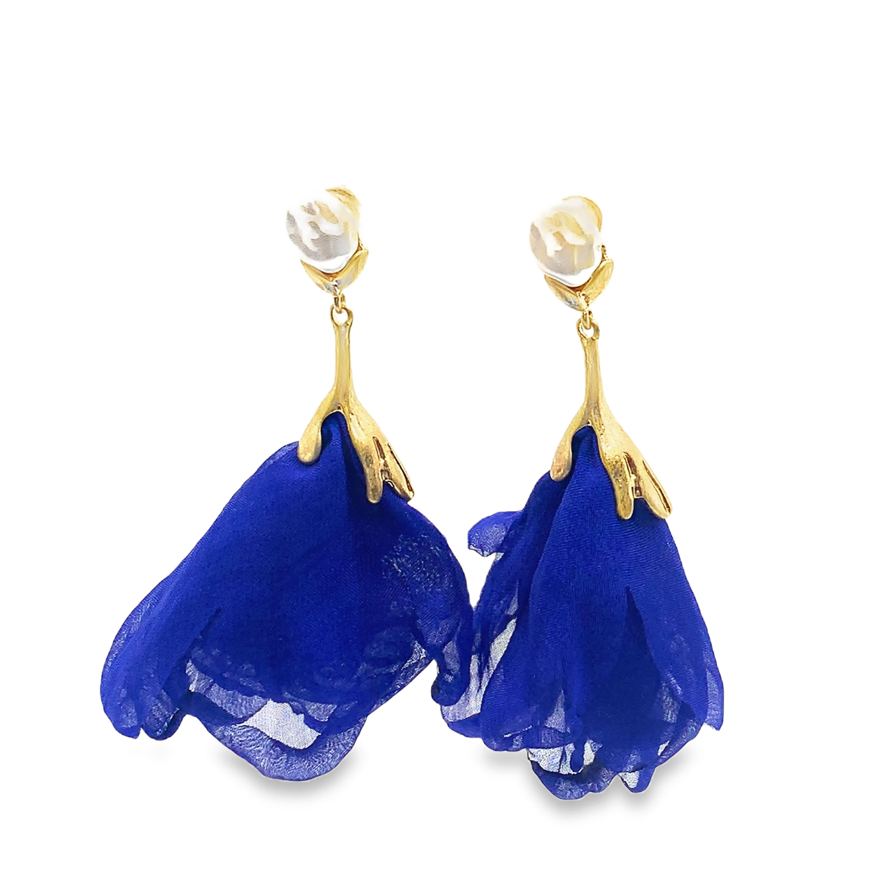 Złocone wiszące kolczyki z okrągłymi perłowymi koralikami