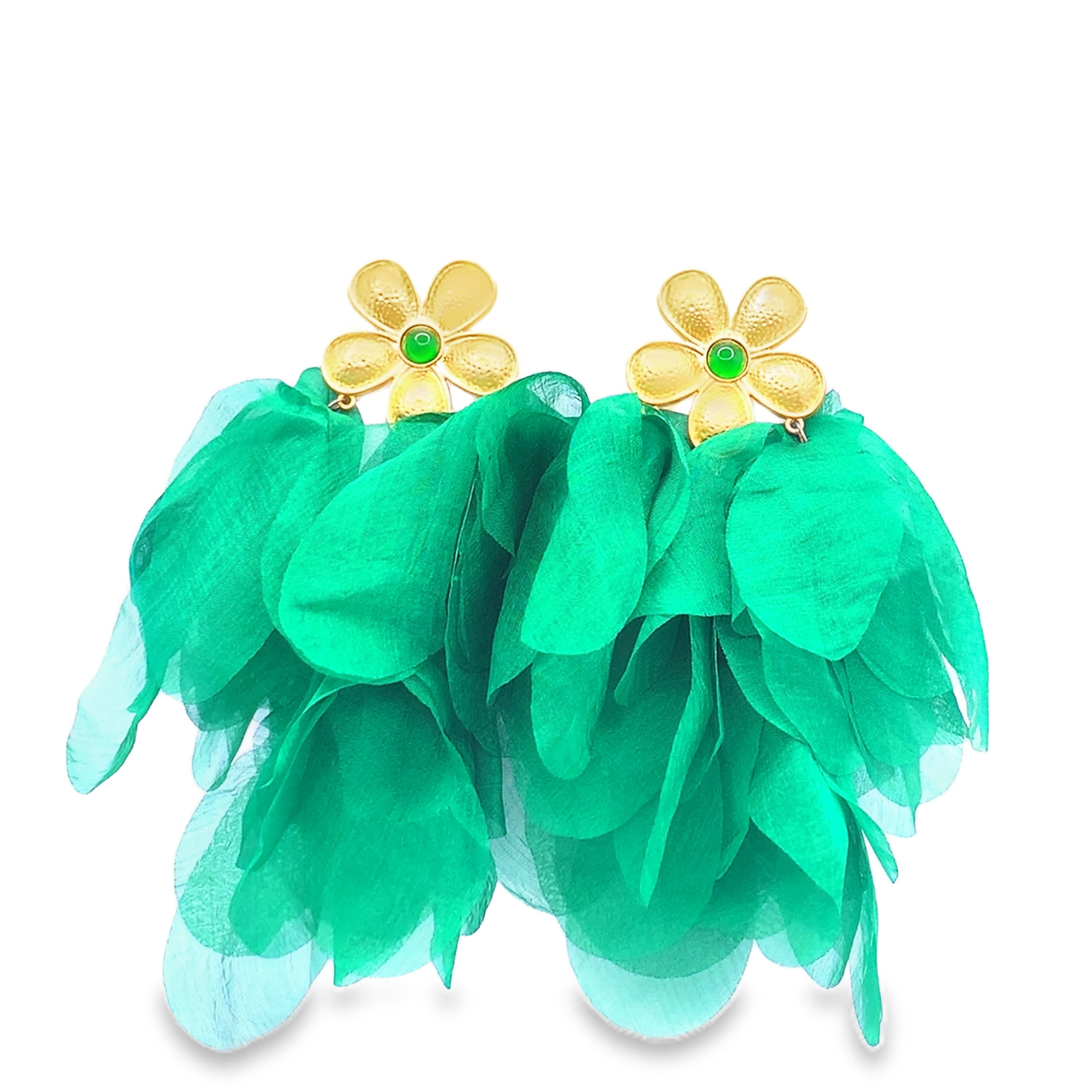 Złocone wiszące kolczyki z okrągłymi szmaragdowymi kaboszonami