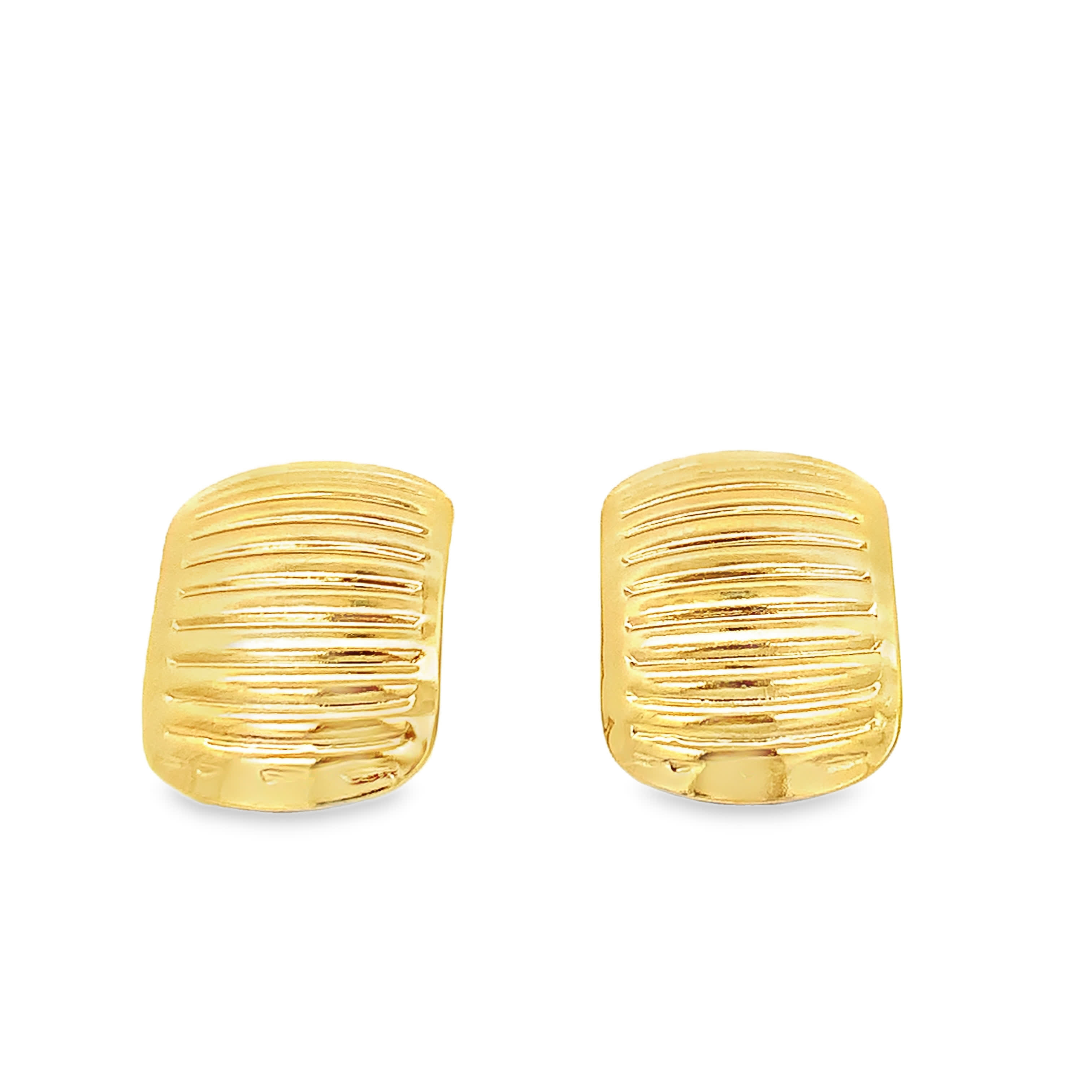 Klasyczne złocone kolczyki koła z prążkami