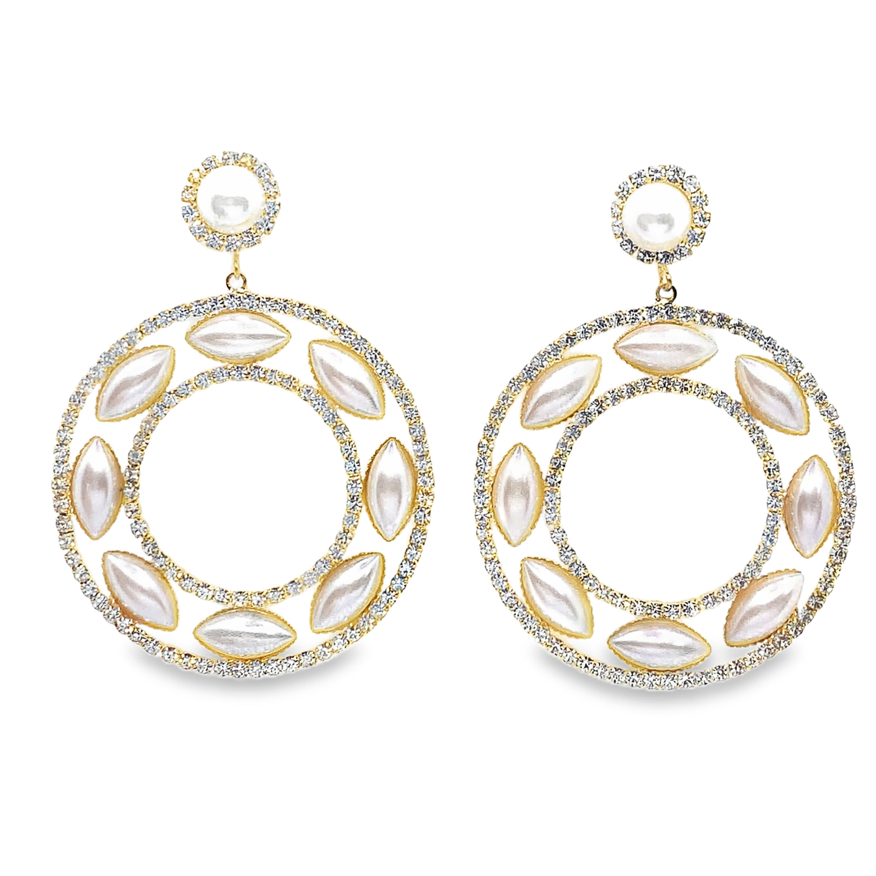 Złocone kolczyki koła z perłowymi akcentami w kształcie kaboszonu