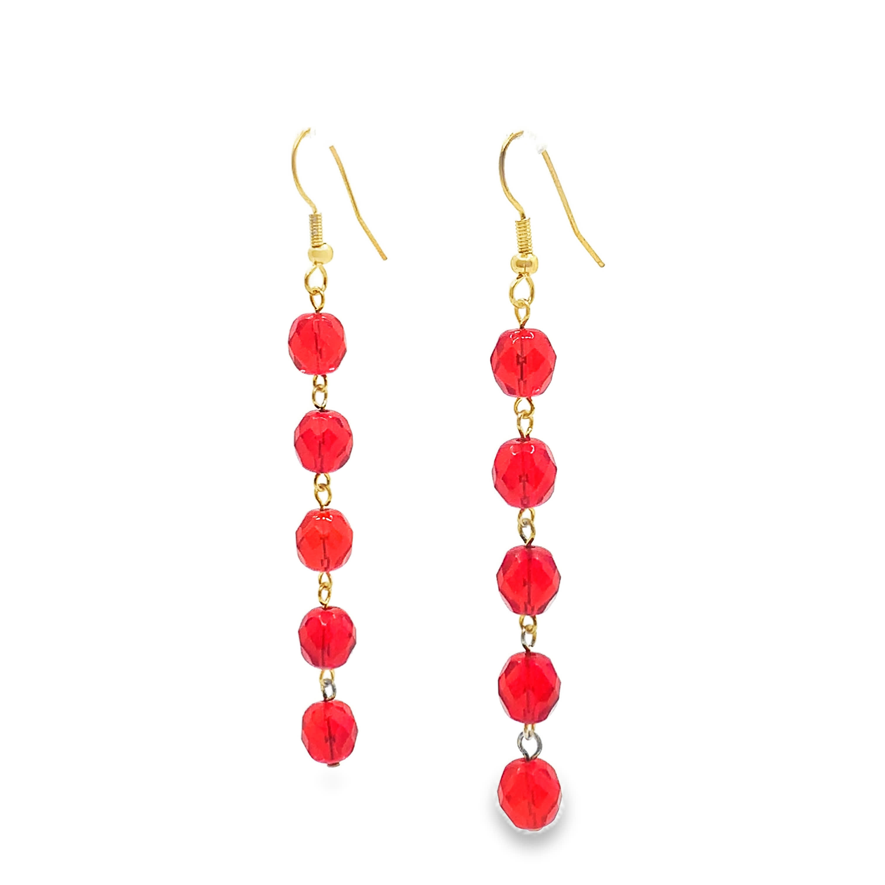 Eleganckie złocone kolczyki wiszące z okrągłymi czerwonymi kryształkami