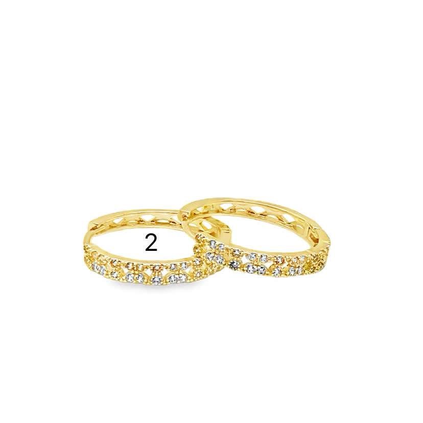 Złocone kolczyki koła z błyszczącymi kryształowymi akcentami