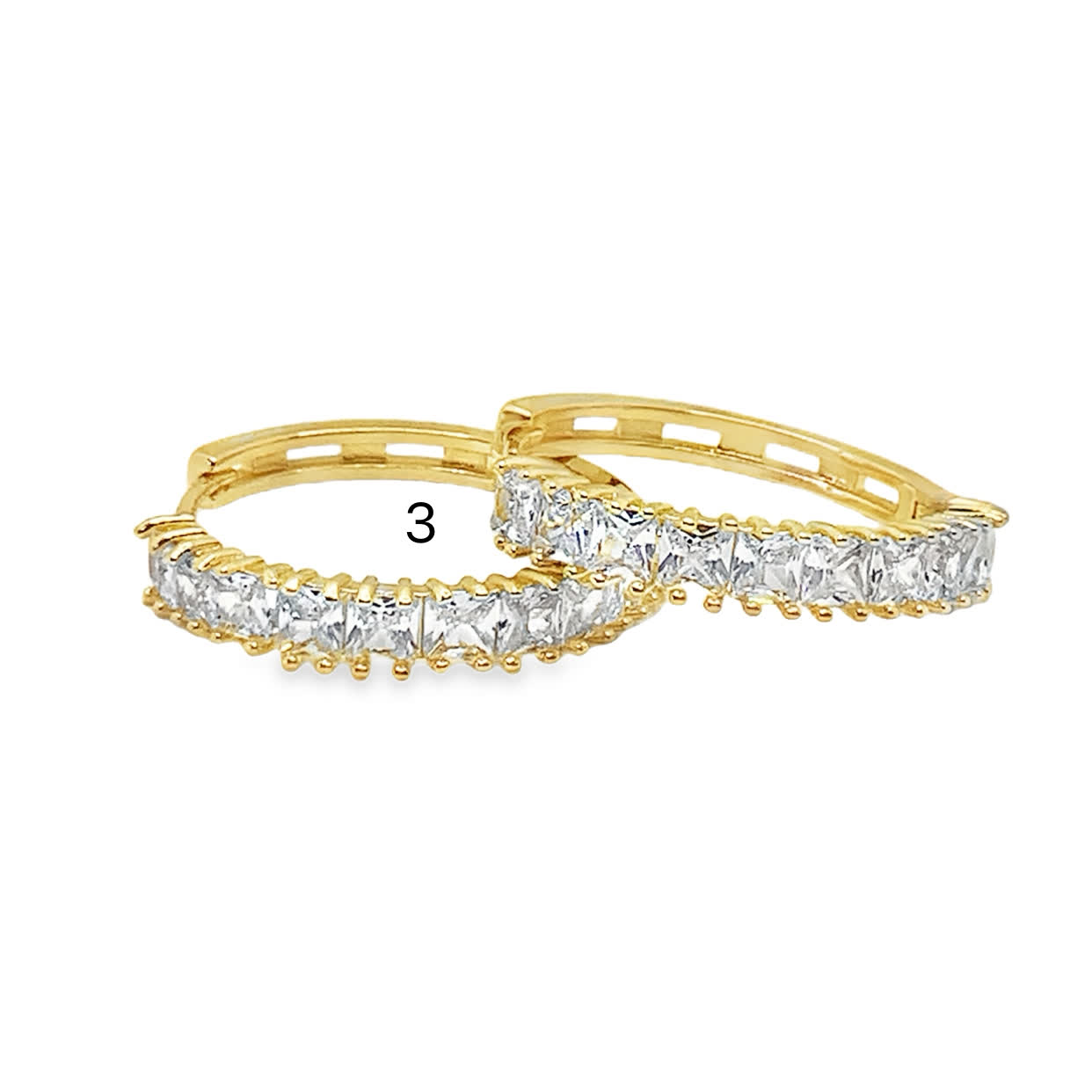 Kolczyki koła ze złoconej stali z kwadratowymi kamieniami o szlifie schodkowym