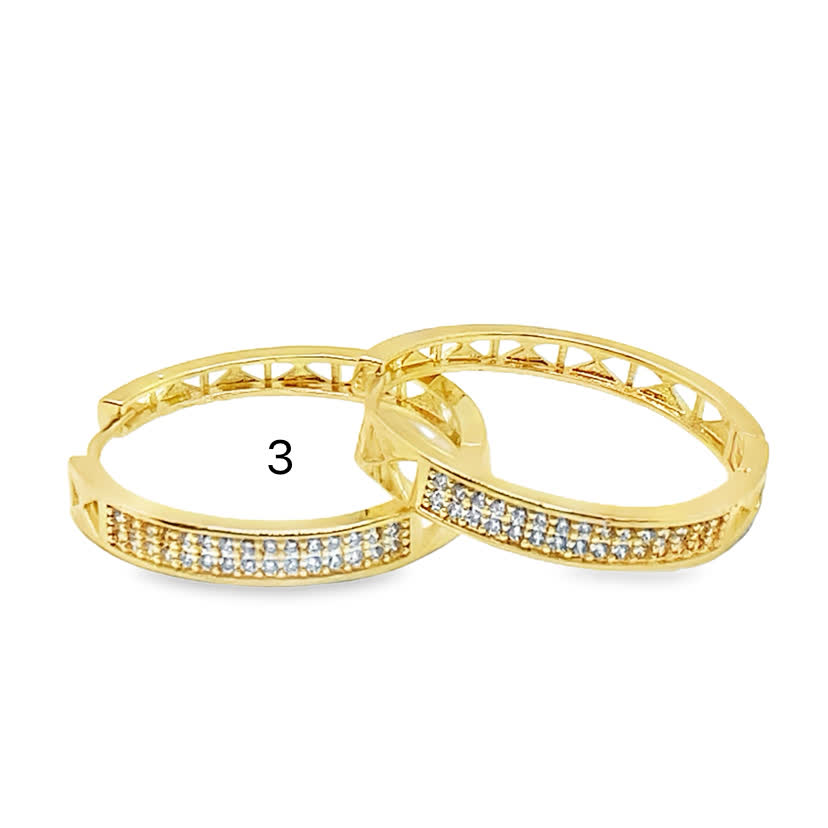 Lśniące, teksturowane kolczyki koła ze złoconej stali