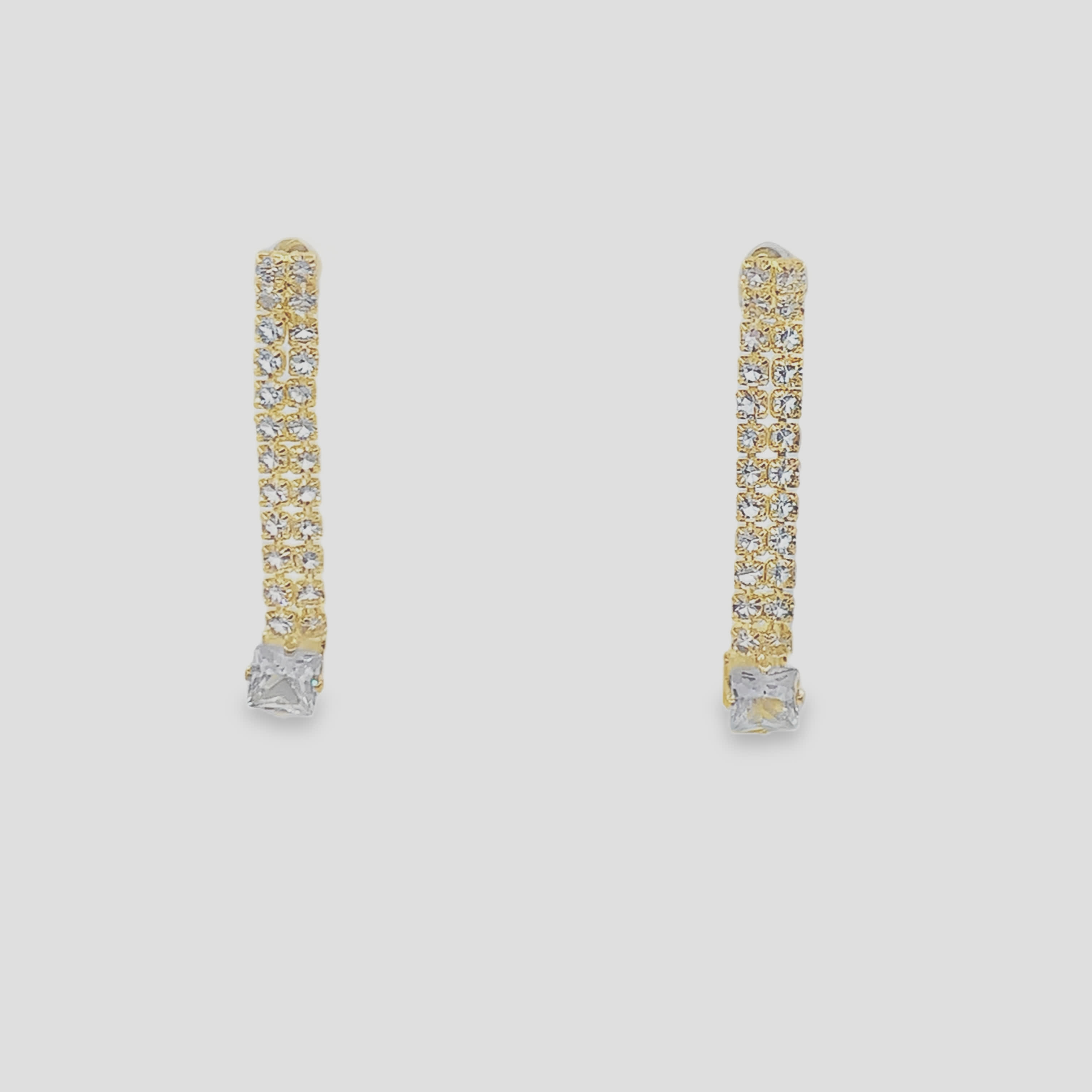 Kolczyki wiszące ze złoconej stali z błyszczącymi okrągłymi kamieniami