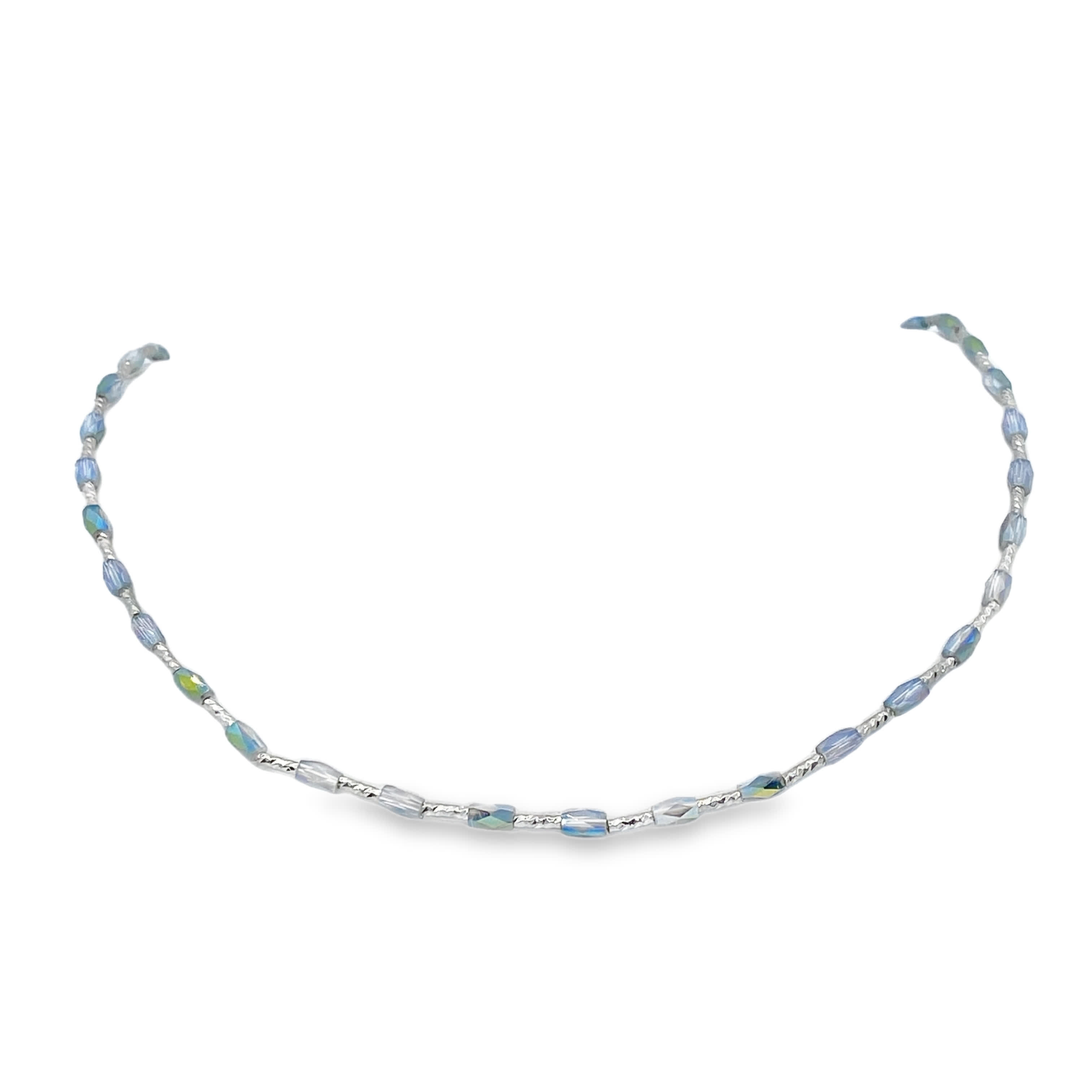 Posrebrzany naszyjnik z koralikami i niebiesko-fioletowymi kryształkami