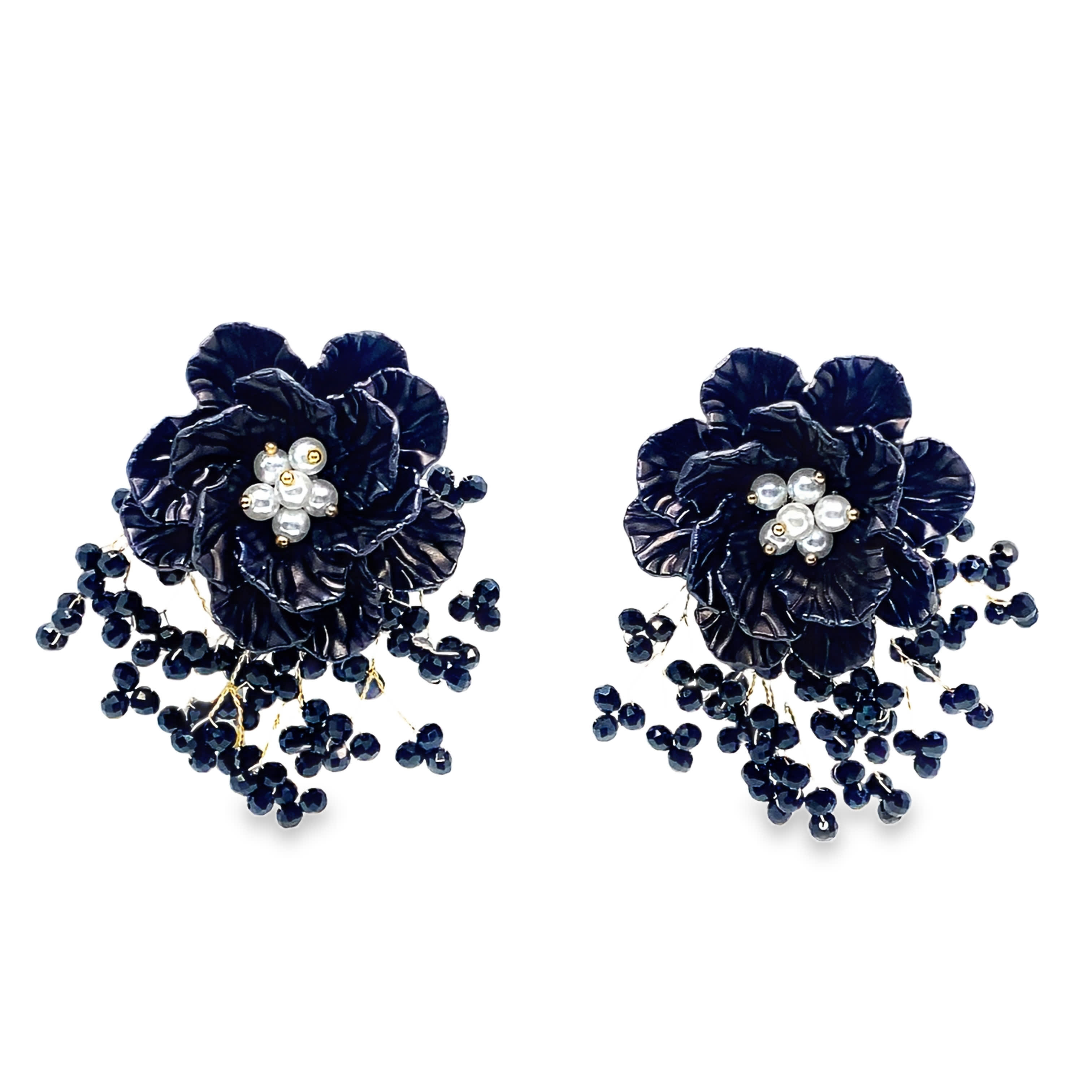 Eleganckie wiszące kolczyki z motywem kwiatowym, bez metalu, z perłowymi koralikami i akcentami w kolorze żółtego złota