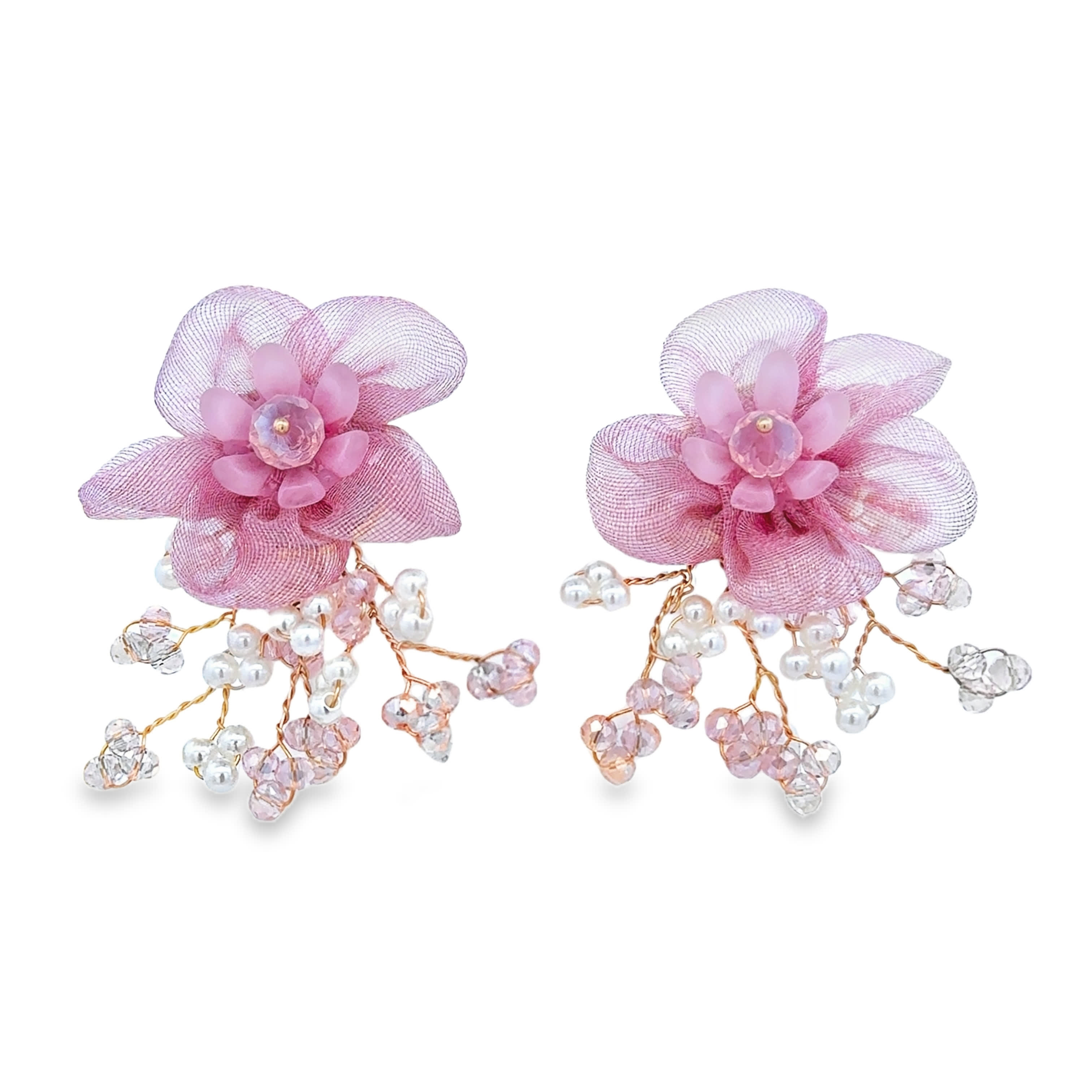 Kolczyki z perłami w kształcie kwiatów i akcentami w kolorze żółtego złota