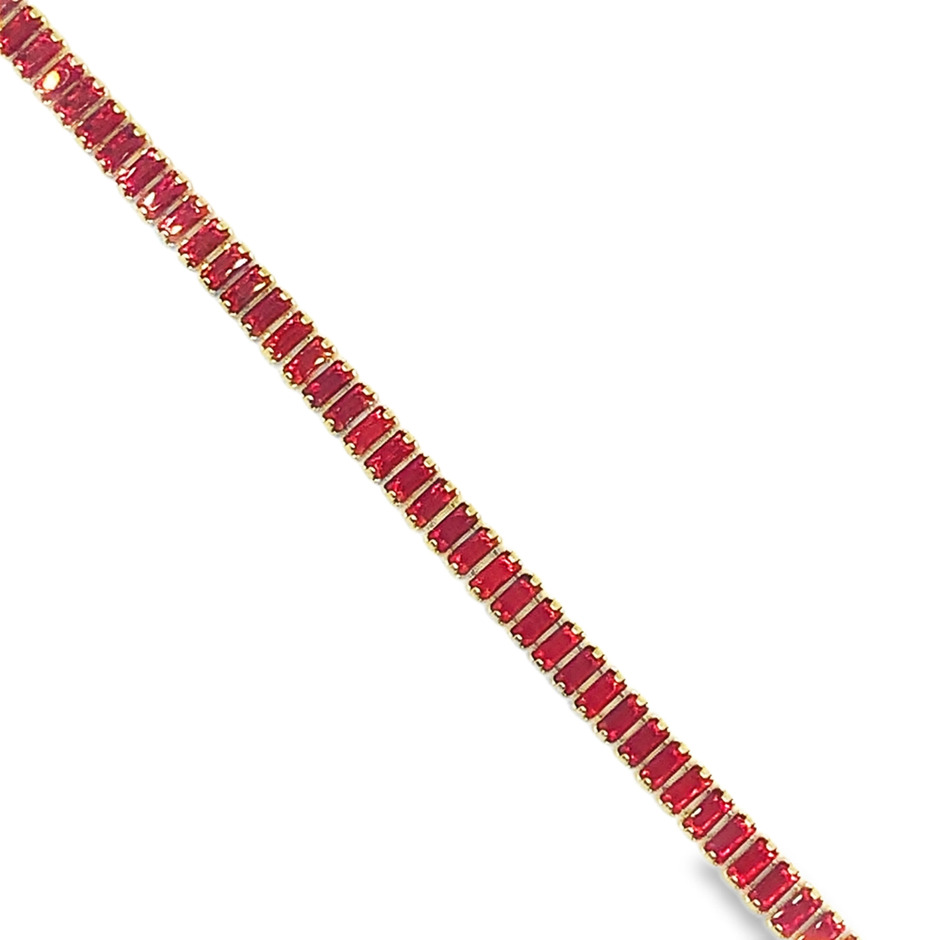 Bransoletka tenisowa w kolorze żółtego złota z rubinami o szlifie szmaragdowym