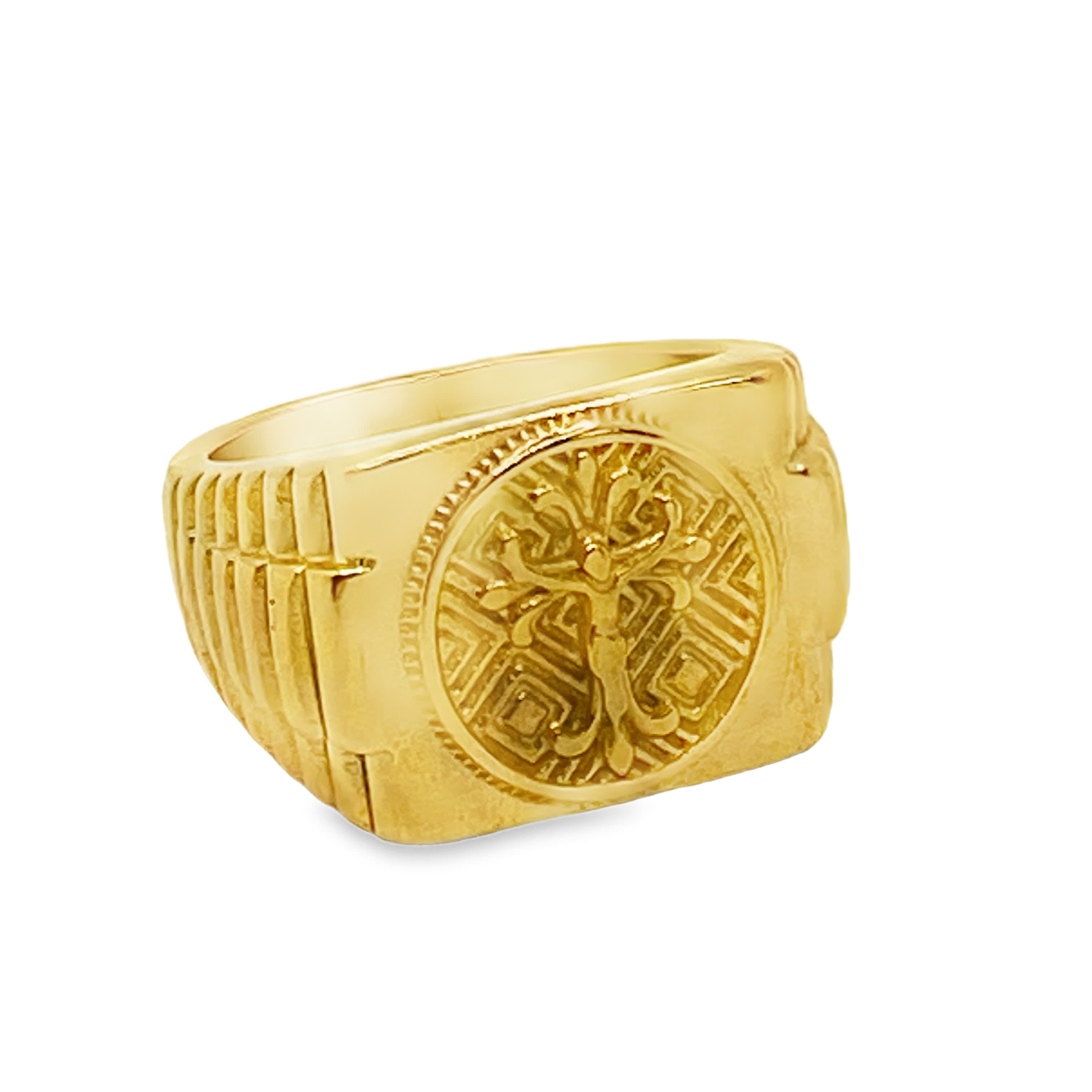 Klasyczny złocony sygnet z misternym wzorem tarczy