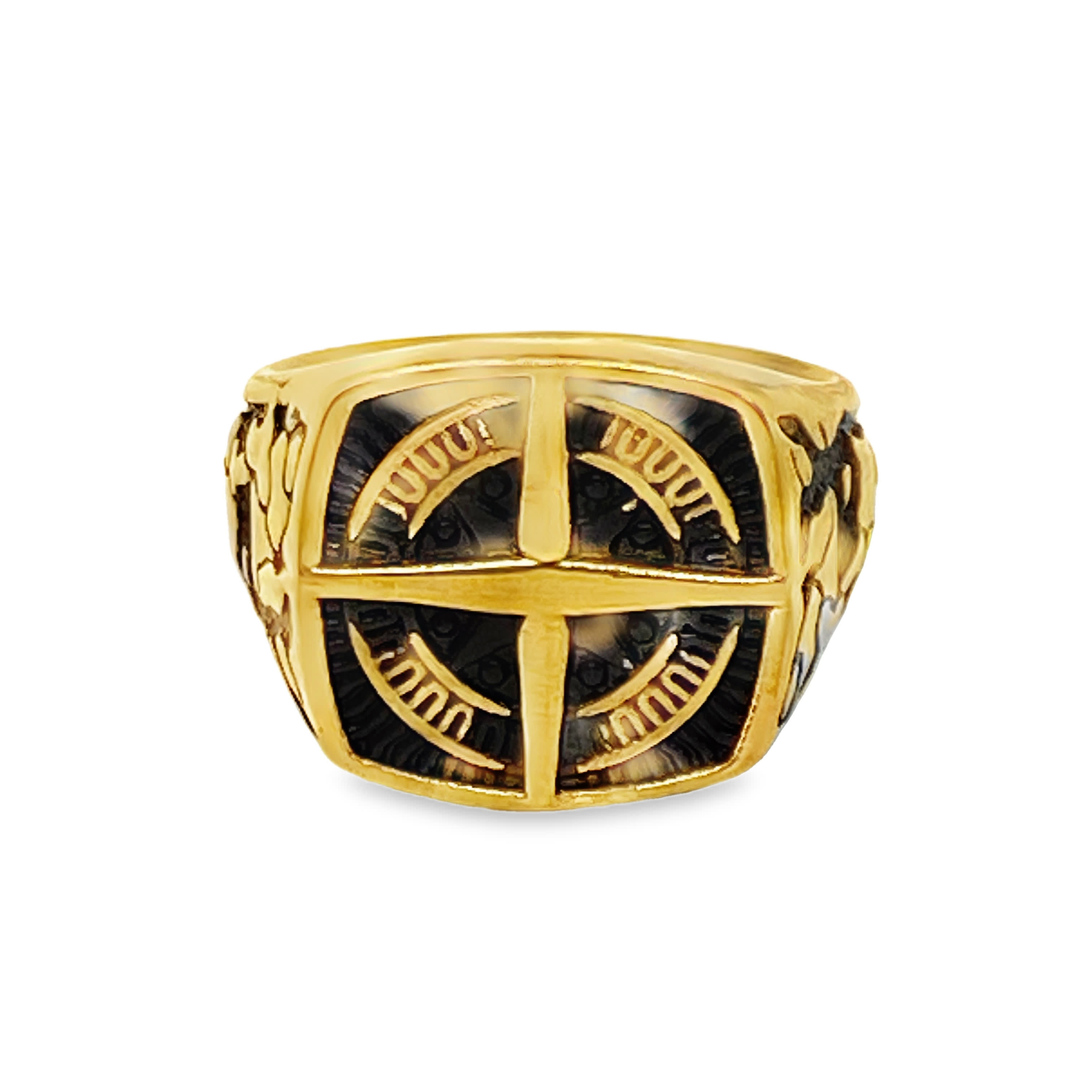 Złocony sygnet o wyrazistym geometrycznym wzorze