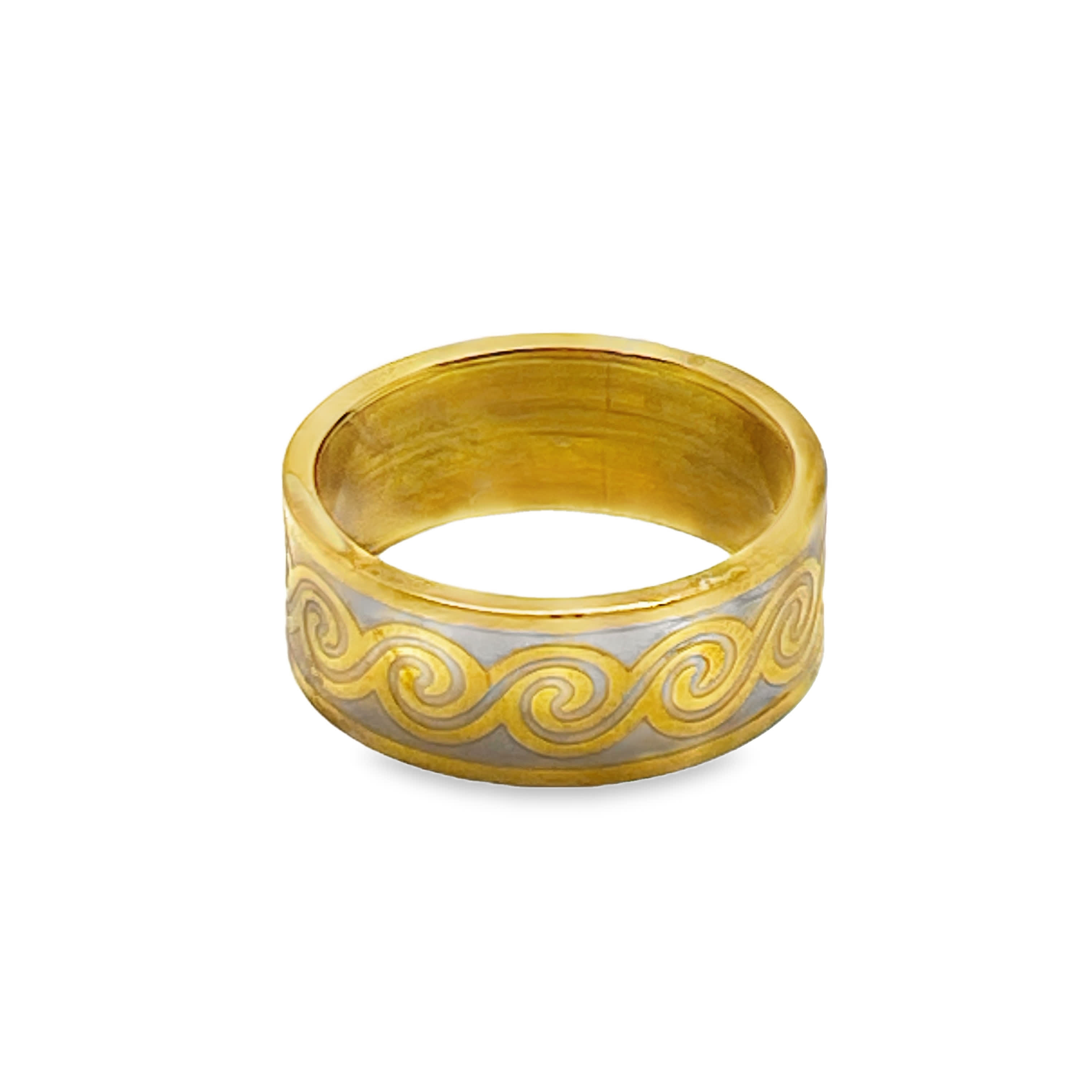 Złocony pierścionek z wzorem fali