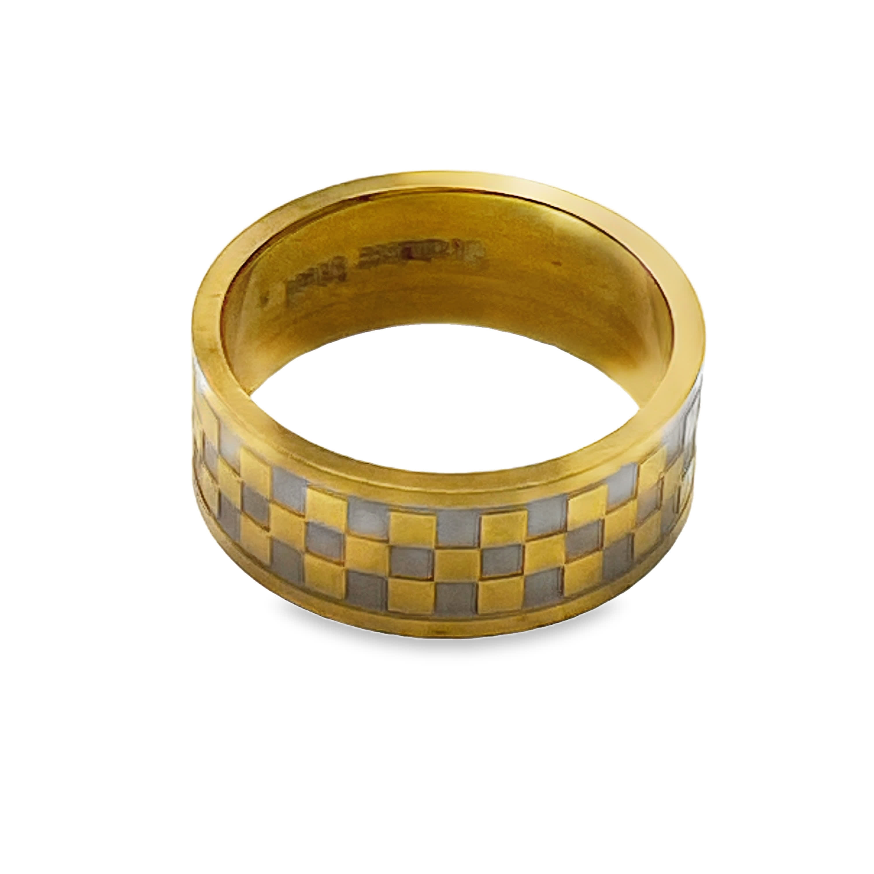 Złocony pierścionek z wzorem fali