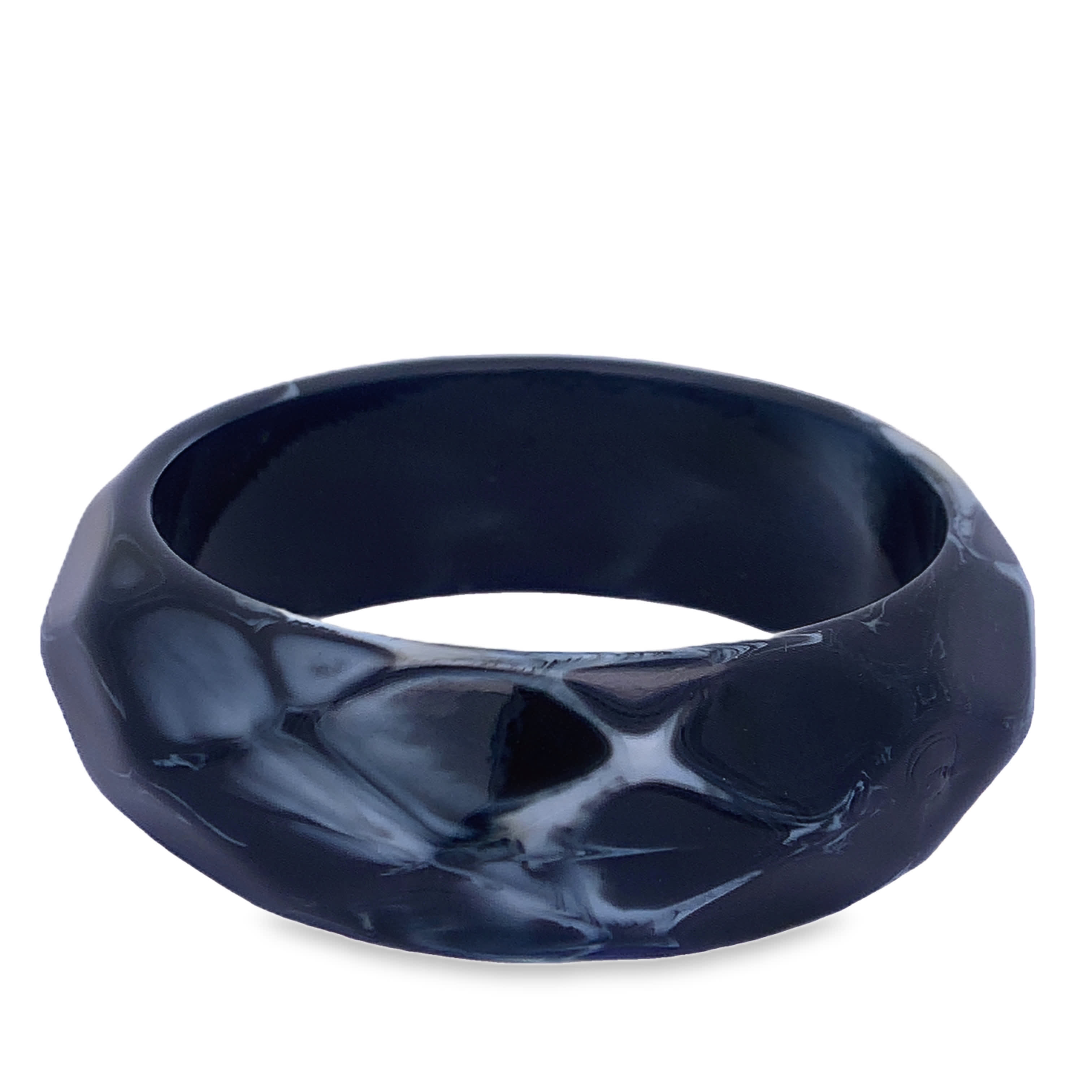 Rzeźbiarski pierścień z niemetalową obrączką