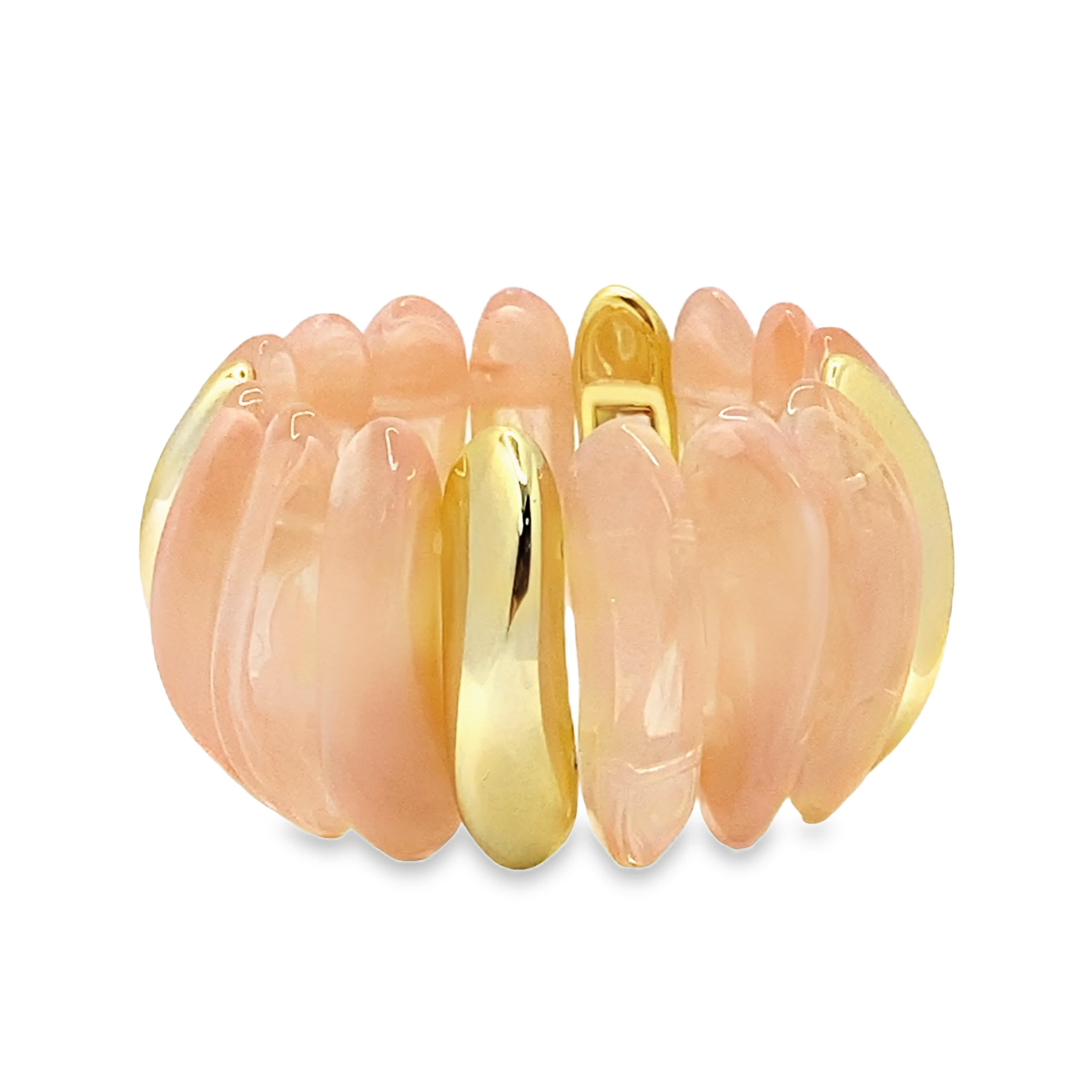 Bransoletka elastyczna z brzoskwiniowymi koralikami i akcentami ze złoconej stali