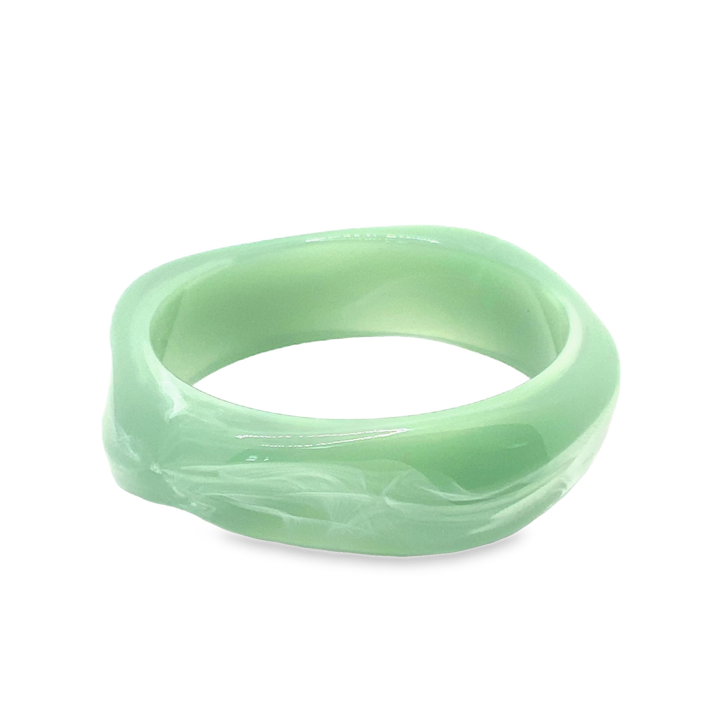 Pierścionek z zielonego jadeitu w wykończeniu w kolorze żółtego złota