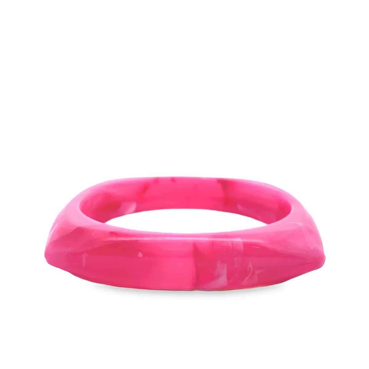 Różowa fasetowana bransoletka typu bangle z marmurkowym wzorem