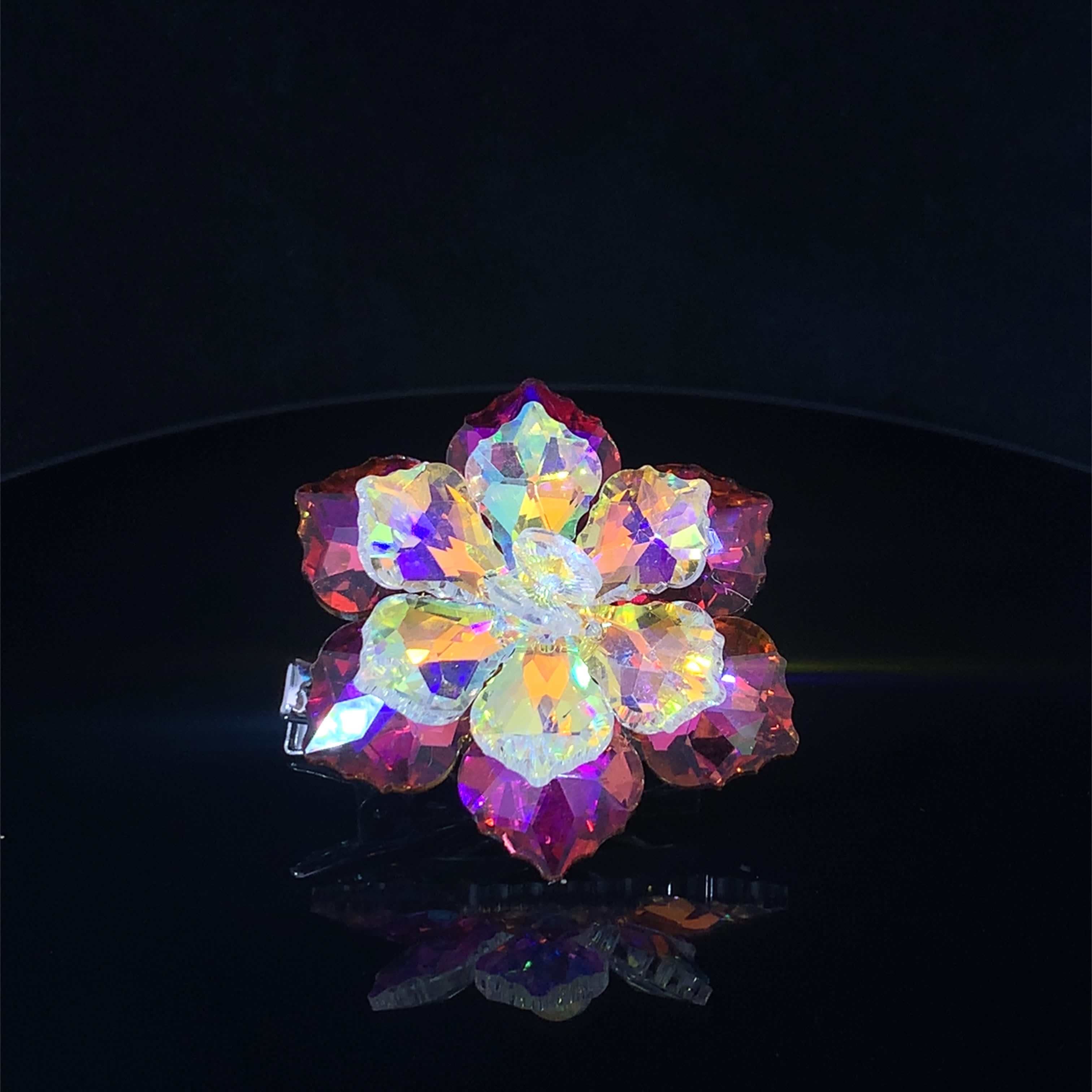 Broszka ze złoconej stali z okrągłym kryształem